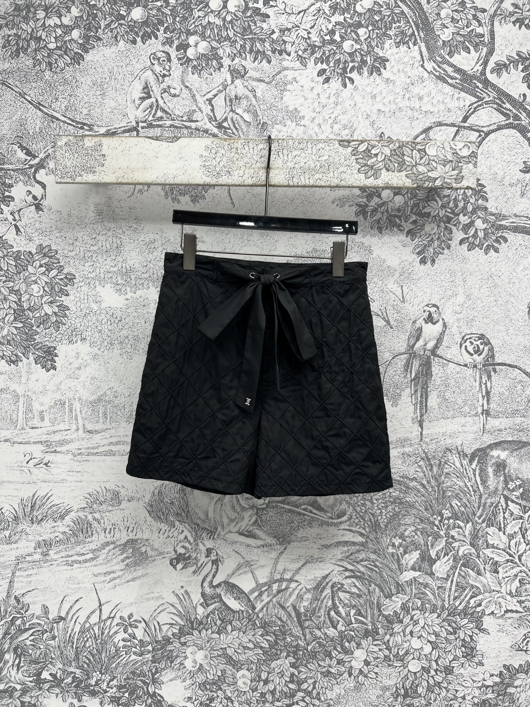 NO:452372,Xiaoxiang style 25 early autumn new style diamond pattern black cotton clothing series lapel jacket + shorts + trousers neat lapel + logo buttons Simple and high-end, thin and stylish, four-leaf clover lining design inside, matched with same-line diamond pants, waist lace-up design to add softness, exquisite and fashionable, suitable for both shirts or sweaters, easy to create a fashionable and relaxed feeling, essential for layering in autumn and winter, one color three-code SML7,, shorts, jackets & coats, sweaters, shirts, alexander wang19860909小香风 25早秋新款 菱格纹黑色棉服系列 翻领外套+短裤+长裤 利落翻领+logo纽扣 简约又高级 轻薄有范儿 里面四叶草内衬设计 搭配同系菱格裤子 腰间系带设计增添柔美感 精致又时髦 内搭衬衫或毛衣都适配 轻松打造时髦松弛感 秋冬叠穿必备 一色三码SML7,,shorts,jackets & coats,sweaters,shirts,alexander wang,Women's clothing