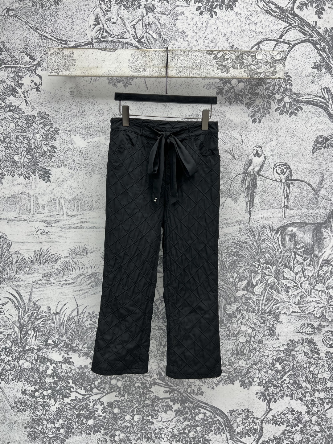 NO:452379,Xiaoxiang style 25 early autumn new style diamond pattern black cotton clothing series lapel jacket + shorts + trousers neat lapel + logo buttons Simple and high-end, thin and stylish, four-leaf clover lining design inside, matched with same-line diamond pants, waist lace-up design to add softness, exquisite and fashionable, suitable for both shirts or sweaters, easy to create a fashionable and relaxed feeling, essential for layering in autumn and winter, one color three-code SML7,, shorts, jackets & coats, sweaters, shirts, alexander wang19860909小香风 25早秋新款 菱格纹黑色棉服系列 翻领外套+短裤+长裤 利落翻领+logo纽扣 简约又高级 轻薄有范儿 里面四叶草内衬设计 搭配同系菱格裤子 腰间系带设计增添柔美感 精致又时髦 内搭衬衫或毛衣都适配 轻松打造时髦松弛感 秋冬叠穿必备 一色三码SML7,,shorts,jackets & coats,sweaters,shirts,alexander wang,Women's clothing