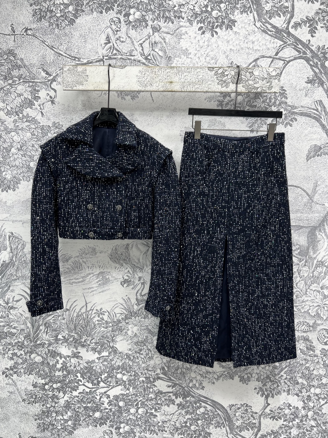 NO:452385,Jacket Half-small fragrance style 25 early autumn new style Navy blue tweed suit Short jacket + slit skirt With thin flash filter Short jacket with large lapel Successful and delicate hiding skirt slit design Walking style Daily single wear is a slack feeling. Wear the same series directly to the exquisite atmosphere, and you can wear it on a workplace and date. A set of contracts N-type SML, skirts, jackets & coats, alexander wang19860909外套 半小香风 25早秋新款 藏青粗花呢套装 短款外套+开叉半身裙 自带细闪滤镜 短款外套配大翻领 干练又藏着小精致 半裙开衩设计 走路带风 日常单穿是松弛感 搭同系列直接拿捏精致氛围,职场、约会都能穿 一套承包N种时SML,,skirts,jackets & coats,alexander wang,Women's clothing