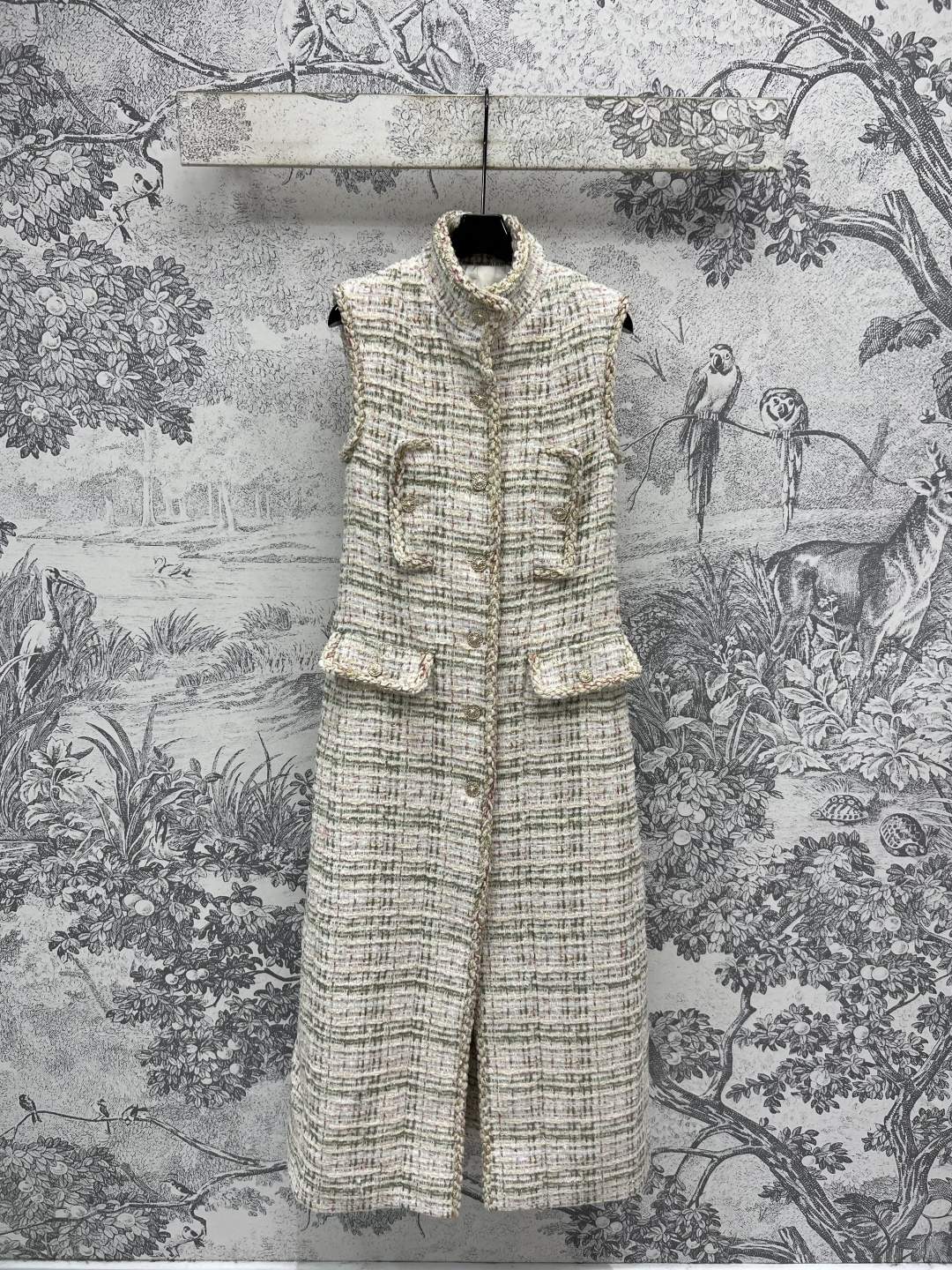 NO:452391,Xiaoxiang style 25 early autumn new style tweed sleeveless long jacket tweed braided with retro filter Soft color matching like rubbing spring into the fabric Stand collar + knitted edge outlines neat lines Multi-pocket design hides practical and small thoughts Long sleeveless style Single wear is a slack dress Laminated as an atmosphere vest Very good looking Warm and stylish One color three codes Size/S-M-L,, skirts, jackets & coats,alexander wang19860909小香风 25早秋新款 粗花呢无袖长款外套 粗花呢编织自带复古滤镜 柔和配色像把春日揉进衣料 立领+编织边勾勒利落线条 多口袋设计藏着实用小心思 长款无袖造型 单穿是松弛感连衣裙 叠穿当氛围感马甲 非常好看 保暖又有型时髦 一色三码 Size/S-M-L,,skirts,jackets & coats,alexander wang,Women's clothing