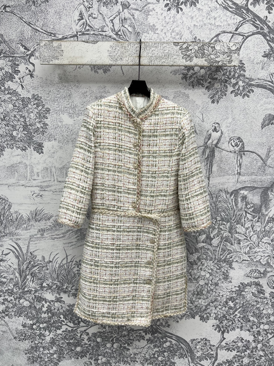 NO:452399,Xiaoxiang style 25 early autumn new style tweed long jacket tweed braided with retro filter Soft color matching is like rubbing spring into the fabric Stand collar + knitted edge outlines neat lines Multi-pocket design hides practical and careful long sleeves styling very nice, warm and stylish, one color three-code Size/S-M-L,,jackets & coats,alexander wang19860909小香风 25早秋新款 粗花呢长款外套 粗花呢编织自带复古滤镜 柔和配色像把春日揉进衣料 立领+编织边勾勒利落线条 多口袋设计藏着实用小心思 长款长款袖造型 非常好看 保暖又有型时髦 一色三码 Size/S-M-L,,jackets & coats,alexander wang,Women's clothing