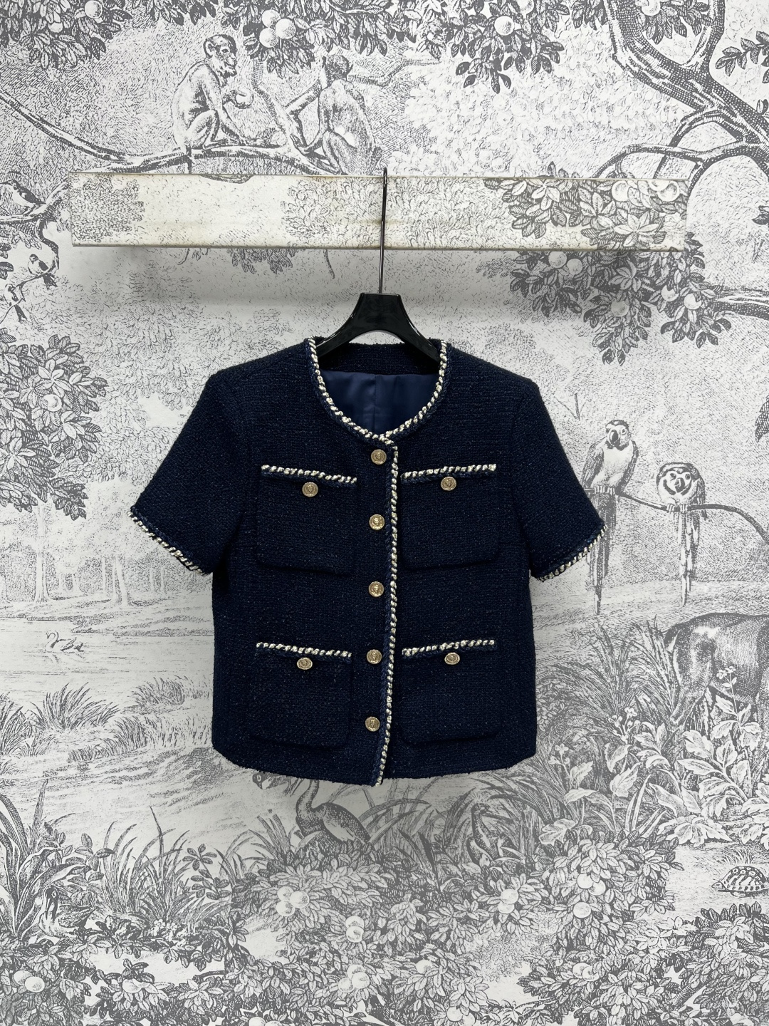 NO:452407,Small fragrance style 25 early autumn new style, navy blue tweed small fragrance style short-sleeved jacket, classic round neck, contrasting woven edges outline exquisite outline, metal buttons add retro charm, short sleeve design is suitable for multiple seasons, pocket embellishment is rich in layers, wear it with elegant and relaxing feeling, easy to grasp the French fashionable one color and three codes SML,, jackets & coats, T-shirt, alexander wang19860909小香风 25早秋新款 藏蓝色粗花呢小香风短袖外套 经典圆领 撞色编织边勾勒精致轮廓 金属纽扣添复古韵味 短袖设计适配多季 口袋点缀丰富层次 穿上自带优雅松弛感,轻松拿捏法式时髦一色三码 SML,,jackets & coats,T-shirt,alexander wang,Women's clothing
