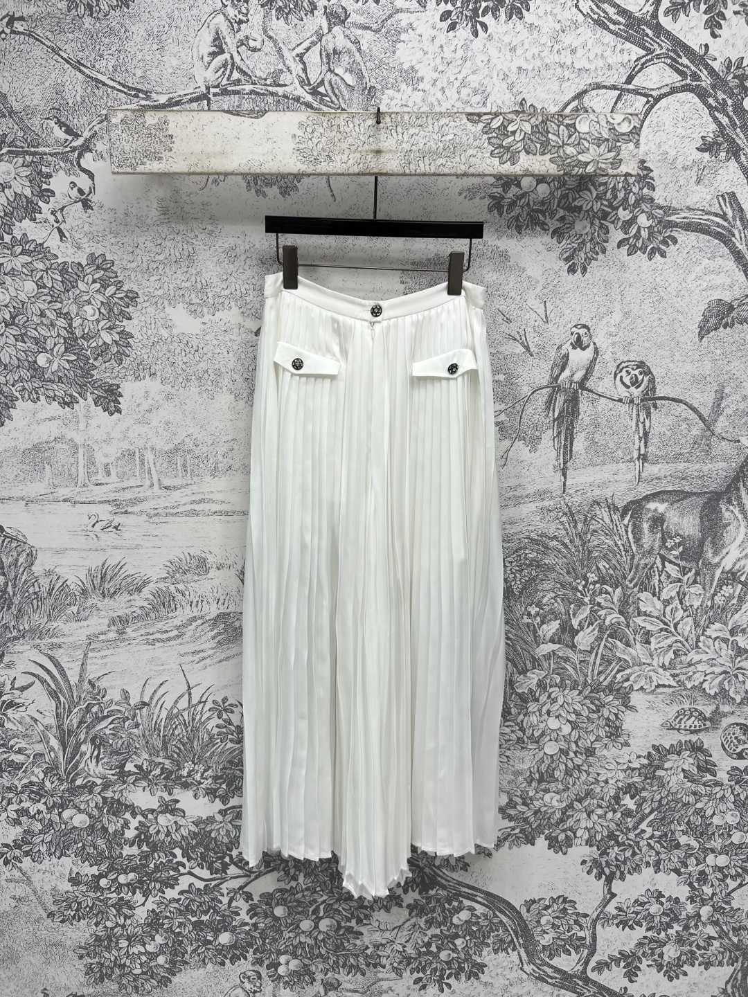 NO:452419,New style of early autumn, white pleated skirt, like kneading moonlight into the fabric, draped pleats, gently shaking when walking, with a gentle atmosphere, paired with a simple top, fresh and relaxed, and elegant with a small fragrant jacket. It is amazing when going out on the street or on dates every day. One color three-code SML, skirts, jackets & coats, alexander wang19860909早秋新款 白色百褶裤裙 像把月光揉进面料里 垂坠感十足的褶皱 走路时轻轻晃 自带温柔氛围感 搭配简约上衣是清新松弛 配小香风外套又显优雅 日常出街或约会都很绝 一色三码SML,,skirts,jackets & coats,alexander wang,Women's clothing