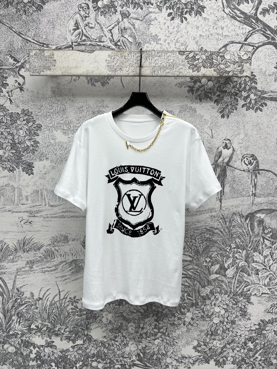 NO:452443,L Home 25 early autumn new logo logo pattern printed short-sleeved T-shirt, all-match style, classic brand logo pattern contrasting color design, loose short-sleeved shirt, refreshing upper body and reducing age-reducing girl, round neck, shoulder one-shoulder zipper design, exquisite and high-end, matched with various short skirts, pants look good, two colors and three sizes SML,,louis vuitton, skirts, T-shirt,tees, t-shirt,alexander wang19860909L家 25早秋新款 logo徽标图案印花短袖T恤 四季百搭款 经典品牌徽标图案撞色设计 宽松短袖衣型 上身清爽又减龄少女 圆领肩单肩拉链设计 精致又高级 搭配各种短裙 裤子都好好看 两色三码 SML,,louis vuitton,skirts,T-shirt,tees，t-shirt,alexander wang,Women's clothing