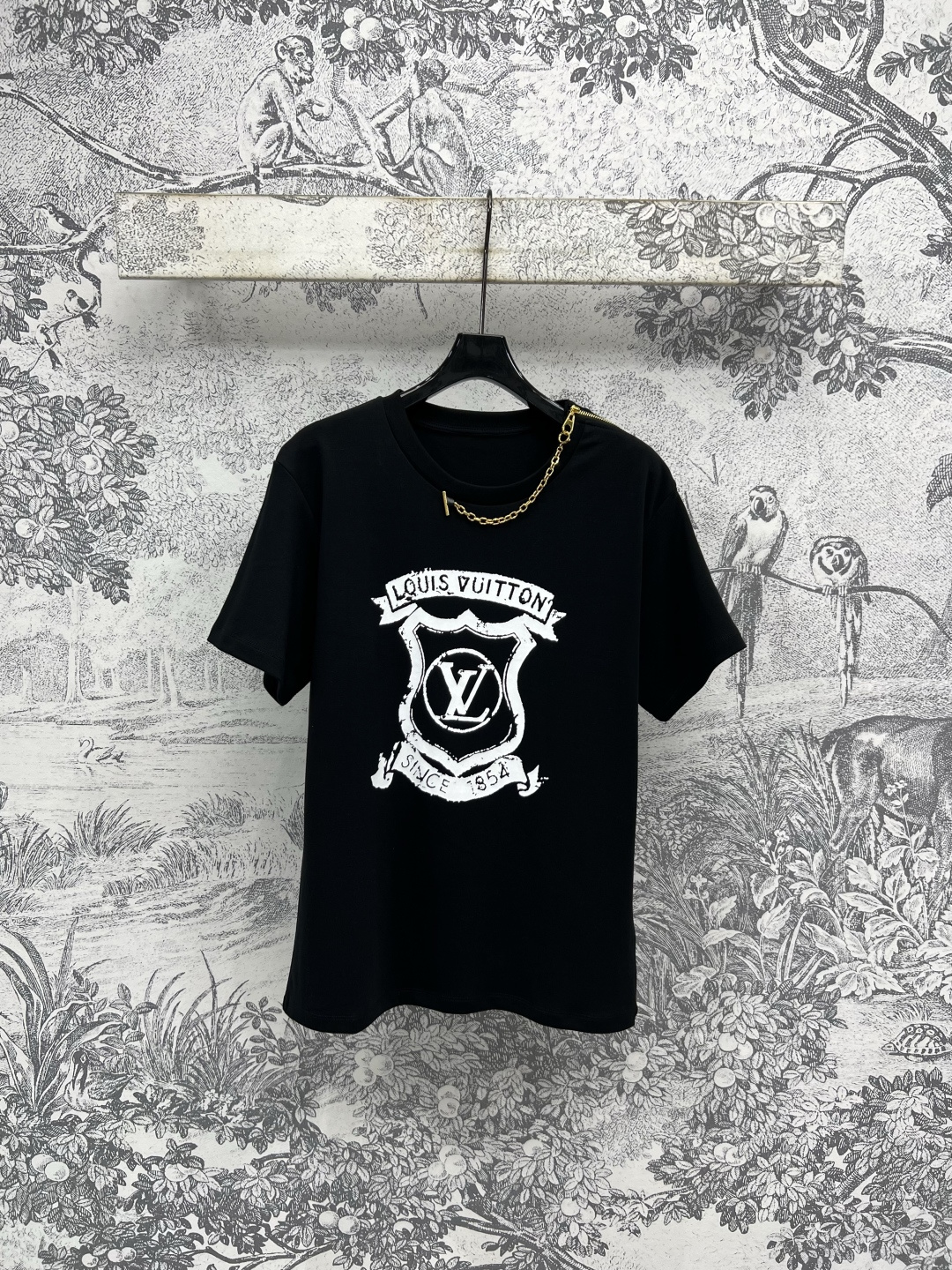 NO:452431,L Home 25 early autumn new logo logo pattern printed short-sleeved T-shirt, all-match style, classic brand logo pattern contrasting color design, loose short-sleeved shirt, refreshing upper body and reducing age-reducing girl, round neck, shoulder one-shoulder zipper design, exquisite and high-end, matched with various short skirts, pants look good, two colors and three sizes SML,,louis vuitton, skirts, T-shirt,tees, t-shirt,alexander wang19860909L家 25早秋新款 logo徽标图案印花短袖T恤 四季百搭款 经典品牌徽标图案撞色设计 宽松短袖衣型 上身清爽又减龄少女 圆领肩单肩拉链设计 精致又高级 搭配各种短裙 裤子都好好看 两色三码 SML,,louis vuitton,skirts,T-shirt,tees，t-shirt,alexander wang,Women's clothing