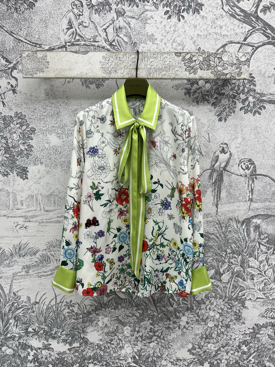 NO:452455,G Home 25 early autumn new style Gradient floral print lapel long-sleeved shirt Original custom gradient floral print pattern Imported pure cotton fabric texture skin-friendly and comfortable Green lapel cloth lace decoration Custom logo buckle temperament breasts Loose style versatile and not picky, with elegant temperament model One color three codes Size/S-M-L,,gucci,shirts,alexander wang19860909G家 25早秋新款 渐变花卉印花翻领长袖衬衫 原版定制渐变花卉印花图案 进口纯棉面料质感亲肤舒适 绿色翻领本布系带装饰 定制logo扣气质排扣 宽松版型百搭不挑人 自带优雅的气质款 一色三码 Size/S-M-L,,gucci,shirts,alexander wang,Women's clothing