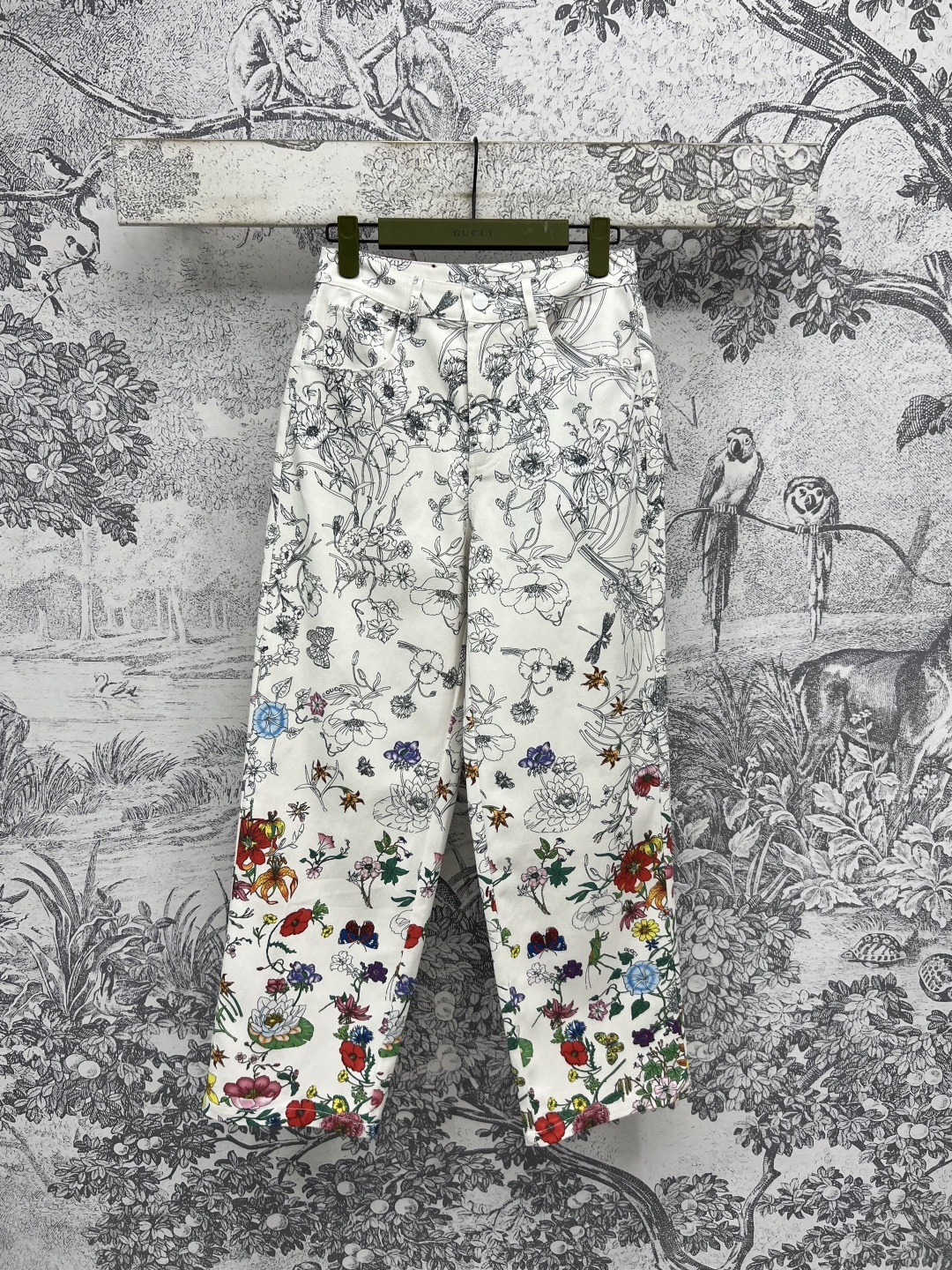 NO:452409,G Home 25 early autumn new style, gradient floral printed denim wide-leg pants, full of high-end sense, low-key and fashionable, imported denim fabric, excellent texture, three-dimensional cut version, wide-leg straight-leg pants, huge slimming on the upper body, leg defects are extremely concealed, the upper body becomes fashionable, the upper body looks good in seconds, it looks good with any small item, simple and high-end, sweet and salty, daily versatile, single product selection, double temperament, and good-looking with series tops, one color, three-digit Size/S-M-L,, gucci, alexander wang19860909G家 25早秋新款 渐变花卉印花牛仔阔腿裤 高级感满满 低调又时髦 进口牛仔面料质感超赞 立体剪裁版阔腿直筒裤型上身巨显瘦 腿部瑕疵掩盖绝绝子 上身秒变时髦腿精 搭配任何小单品都好看 简约又高级 可甜可咸日常百搭 单品选对 气质翻倍 搭配系列款上衣也好看哦 一色三码Size/S-M-L,,gucci,alexander wang,Women's clothing