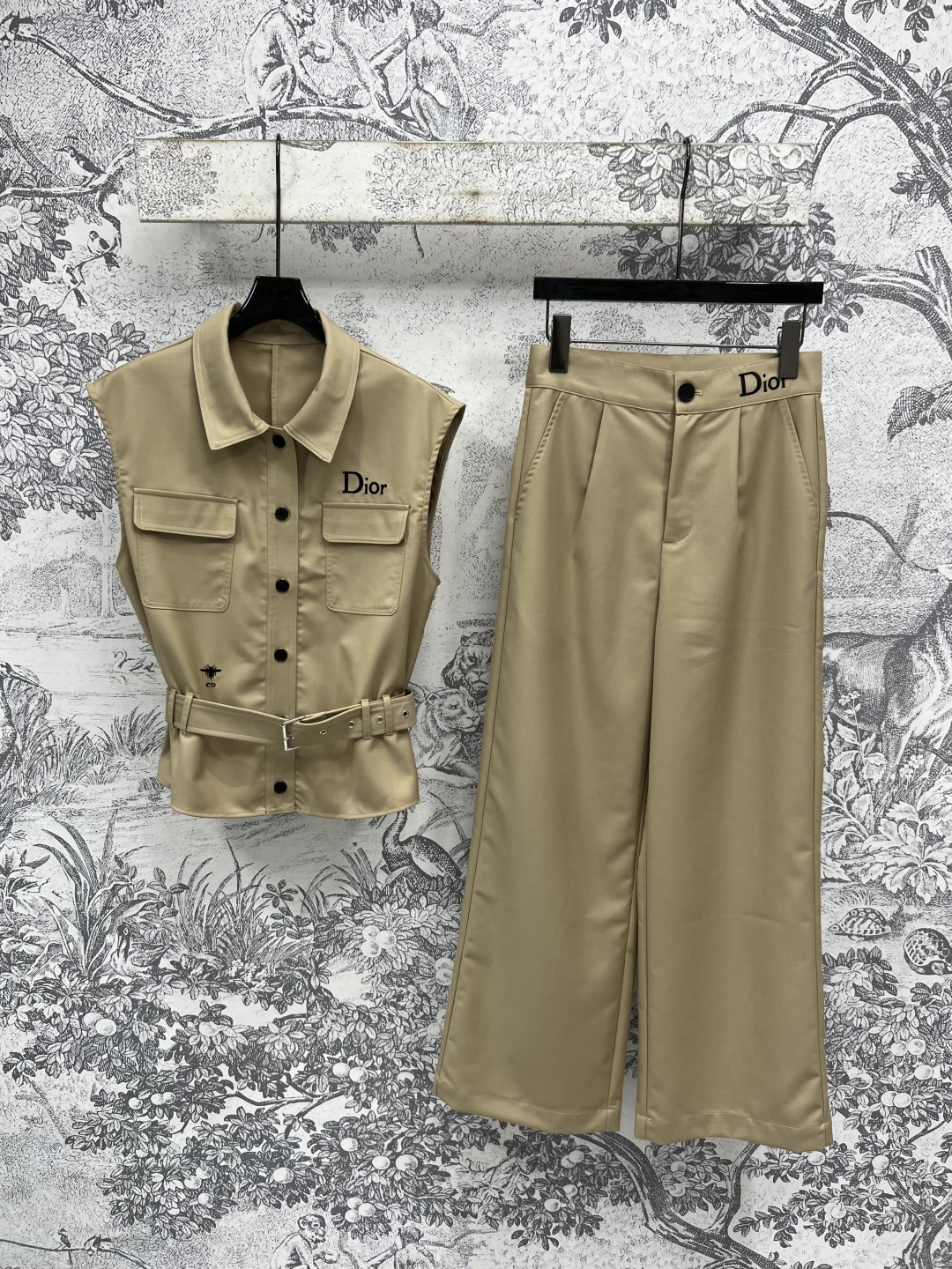 NO:453097,D Home 25 Early Autumn New Khaki Sleeveless Waist Jacket + Khaki Suit Trousers Selected neutral suit suits versatile and practical. Can be matched with different underwear to create a fashionable outfit effect. Cover with pocket embellishment. The temperamental lapel sleeveless design shows feminine charm. The gentle and intellectual khaki color is super stable. A set of must-haves for commuting. One color, three codes SML9,,dior, jackets & coats,business suit,alexander wang19860909D家 25早秋新款 卡其无袖收腰外套+卡其西装长裤 精选推荐中性色调西装套装 百搭实穿 可与不同内衣互相搭配 打造时髦穿搭效果 盖带口袋点缀 气质翻领无袖设计尽显女性魅力 充满温柔知性的卡其色超显稳重 一套搭配通勤必备 一色三码SML9,,dior,jackets & coats,business suit,alexander wang,Women's clothing