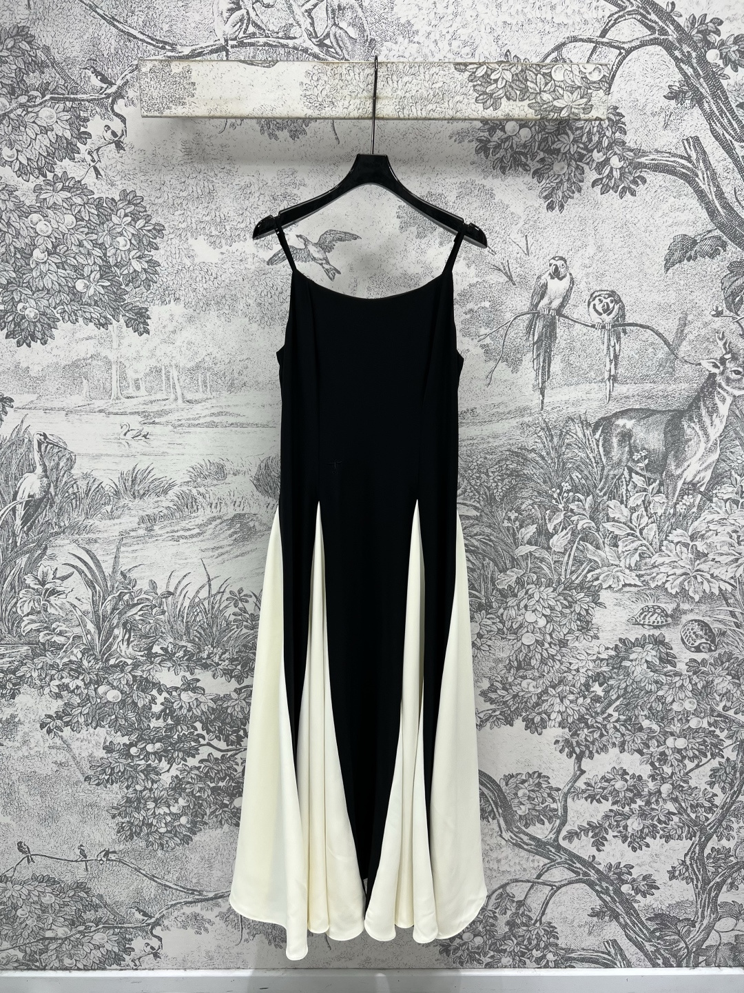 NO:454025,D Home 25 early autumn new style, contrasting sleeveless suspender dress, super stunning fairy skirt, gentle and sexy, curved, really showing the figure. As long as there is a little curve, it can be modified to be concave and convex. A micro-slim straight-tube style, smooth lines, strong practical wearability, black and white splicing design of skirt hem, full of high-end feeling, wear a small jacket, also good looking celebrity temperament get, good looking on all occasions, one color, three-code Size/S-M-L,,dior, skirts, jackets & coats,alexander wang19860909D家 25早秋新款 撞色无袖吊带连衣裙 超级惊艳的神仙裙子 温柔性感显曲线 真的太显身材了 只要有点曲线 都能修饰到凹凸有致 微修身的直筒版型 线条感流畅 实穿性极强 裙摆黑白拼接设计 高级感满满 搭个小外套也好看名媛气质感get 约会逛街各种场合都很好看一色三码Size/S-M-L,,dior,skirts,jackets & coats,alexander wang,Women's clothing