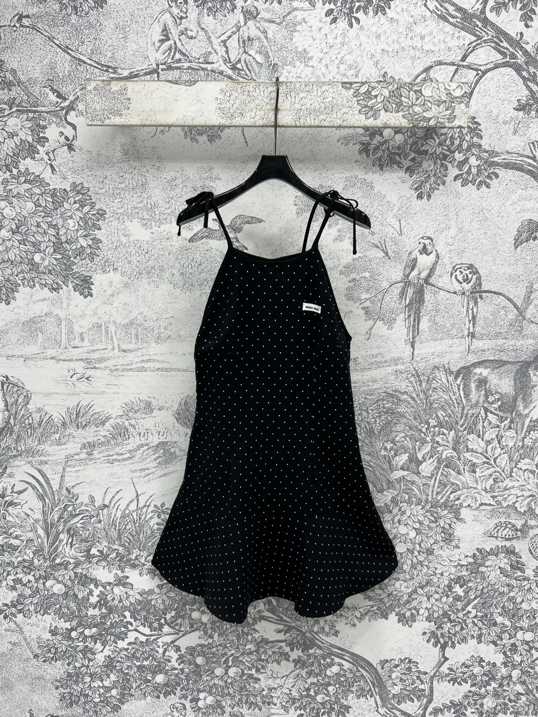 NO:454060,Miu 25 early autumn new style suspender polka dot dress with elegant temperament plus points. Thin rope shoulder strap design is very eye-catching. The style is slim and not picky. It highlights the temperament of a famous lady. It is easy to control in all occasions. One color and three sizes, miumiu, skirts, alexander wang19860909Miu 25早秋新款 吊带波点连衣裙 自带优雅气质加分 细绳肩带设计 很是吸睛 版型显瘦不挑人 很衬托出名媛气质 各种场合都很好驾驭 一色三码,,miumiu,skirts,alexander wang,Women's clothing