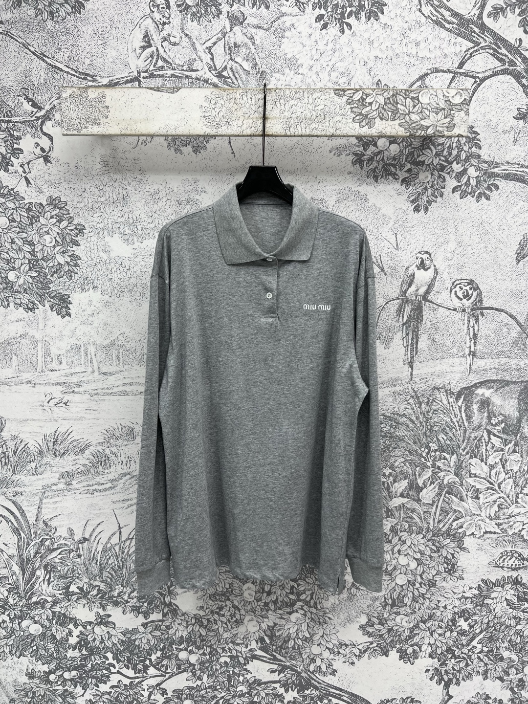 NO:454014,MIU Home 25 early autumn new Polo neck long-sleeved sweatshirt with letter embroidery logo embellishment Simple design to create high-end and undeniable versatile items Basic version, casual and loose, versatile daily commuting and traveling!  One color three code Size/S-M-L, miumiu, hoodie, sweatshirts, alexander wang19860909MIU家 25早秋新款 Polo领长袖卫衣 字母刺绣logo点缀 简约设计打造高级不挑人的百搭单品 基础版型 休闲宽松 日常通勤出行百搭 ！ 一色三码Size/S-M-L,,miumiu,hoodie,sweatshirts,alexander wang,Women's clothing