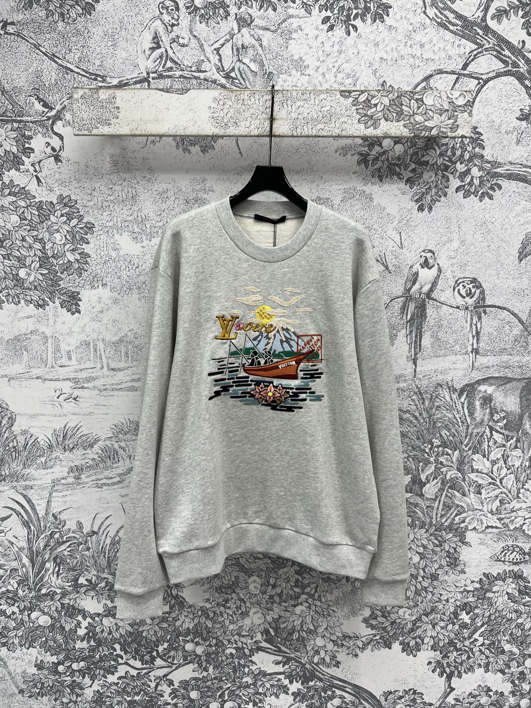 NO:454023,L's 25 early autumn new style embroidered round neck long-sleeved sweatshirts. Single wear or base coat are full of focus. Very eye-catching. The style is moderate and not too large. Suitable for most figures. You can wear it on your body for a whole day. Three sizes in one color. Size/S-M-L,,louis vuitton,hoodie,sweatshirts,jackets & coats,alexander wang19860909L家 25早秋新款 刺绣图案圆领长袖卫衣 单穿或者打底搭配外套都是满满的焦点 非常吸睛 版型适中不会太大件 适合大部份的身材哦 随意穿上身就可以阳光一整天 一色三码 Size/S-M-L,,louis vuitton,hoodie,sweatshirts,jackets & coats,alexander wang,Women's clothing