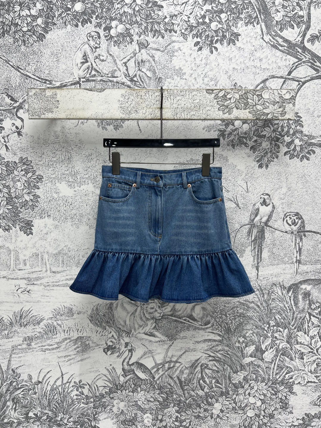 NO:454044,V Home 25 early autumn new style ruffled denim skirt, high waist A-line spliced ​​ruffled skirt design, top body is a perfect long legs, old washing water retro blue, back logo leather brand decoration, custom logo hardware buckle embellishment, details are very in place, one color three codes SML, skirts, alexander wang19860909V家 25早秋新款 荷叶边牛仔短裙 高腰a字版型拼接荷叶边裙摆设计上身就是妥妥的大长腿 做旧洗水复古蓝 后面logo皮牌装饰 定制logo五金扣饰点缀 细节很到位 一色三码 SML,,skirts,alexander wang,Women's clothing