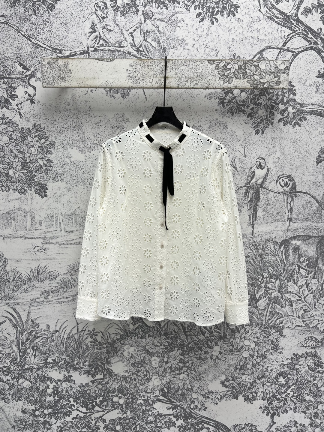 NO:454054,V Home 25 early autumn new style hollow lace round neck long-sleeved top elegant lace fabric simple and neat tailoring, no picky figure at all, small people can easily control the micro perspective with lining, faintly visible feeling with little sexy and eye-catching Elegant lace upper body temperament and fashionable, refreshing summer with denim skirt, sweet or salty upper body, looming perspective feeling one color three-code Size/S-M-L, skirts, alexander wang19860909V家 25早秋新款 镂空蕾丝圆领长袖上衣 优雅的蕾丝面料 简洁利落的剪裁 完全不挑身材 小个子也能轻松驾驭 微透视感带有内衬 若隐若现的感觉带有小性感又吸睛 优雅的蕾丝上身气质又时髦 夏季清爽搭配牛仔短裙上身可甜可盐 若隐若现的透视感一色三码Size/S-M-L,,skirts,alexander wang,Women's clothing