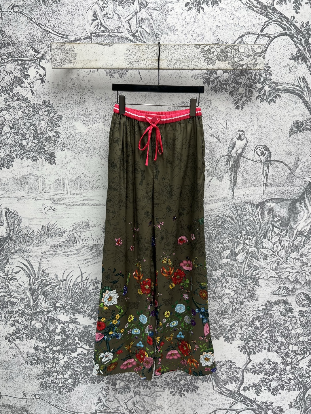 NO:454026,G Home 25 early autumn new style, retro gradient floral print series, lace-up stand-up collar sleeveless top + lapel strap long-sleeved shirt + high-waisted trousers, print with an atmosphere, season is not limited, high-end and durable, yet charming, as beautiful as a painting, telling the elegant temperament of oriental charm, full of aura, loose and square style, not picky, lazy and unrestrained, a series of matching top body, fashionable and eye-catching, one color three codes SML,, gucci,shirts,alexander wang19860909G家 25早秋新款 复古渐变花卉印花系列 系带立领无袖上衣+翻领系带长袖衬衫+高腰长裤 自带氛围感的印花 季节不设限 高级耐看又不失风情 美得像一副画 诉说着东方风韵的大雅气质 身气场全开 宽松方正版型 不挑人慵懒不拘束 一系列搭配上身时髦又吸睛 一色三码 SML,,gucci,shirts,alexander wang,Women's clothing