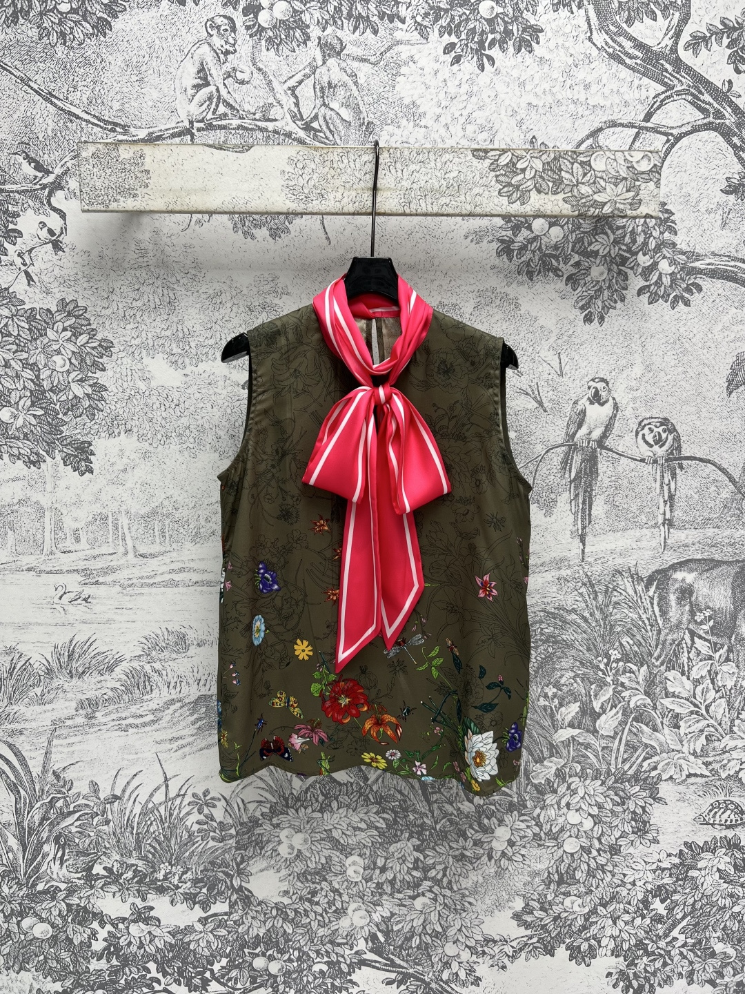 NO:454061,G Home 25 early autumn new style, retro gradient floral print series, lace-up stand-up collar sleeveless top + lapel strap long-sleeved shirt + high-waisted trousers, print with an atmosphere, season is not limited, high-end and durable, yet charming, as beautiful as a painting, telling the elegant temperament of oriental charm, full of aura, loose and square style, not picky, lazy and unrestrained, a series of matching top body, fashionable and eye-catching, one color three codes SML,, gucci,shirts,alexander wang19860909G家 25早秋新款 复古渐变花卉印花系列 系带立领无袖上衣+翻领系带长袖衬衫+高腰长裤 自带氛围感的印花 季节不设限 高级耐看又不失风情 美得像一副画 诉说着东方风韵的大雅气质 身气场全开 宽松方正版型 不挑人慵懒不拘束 一系列搭配上身时髦又吸睛 一色三码 SML,,gucci,shirts,alexander wang,Women's clothing