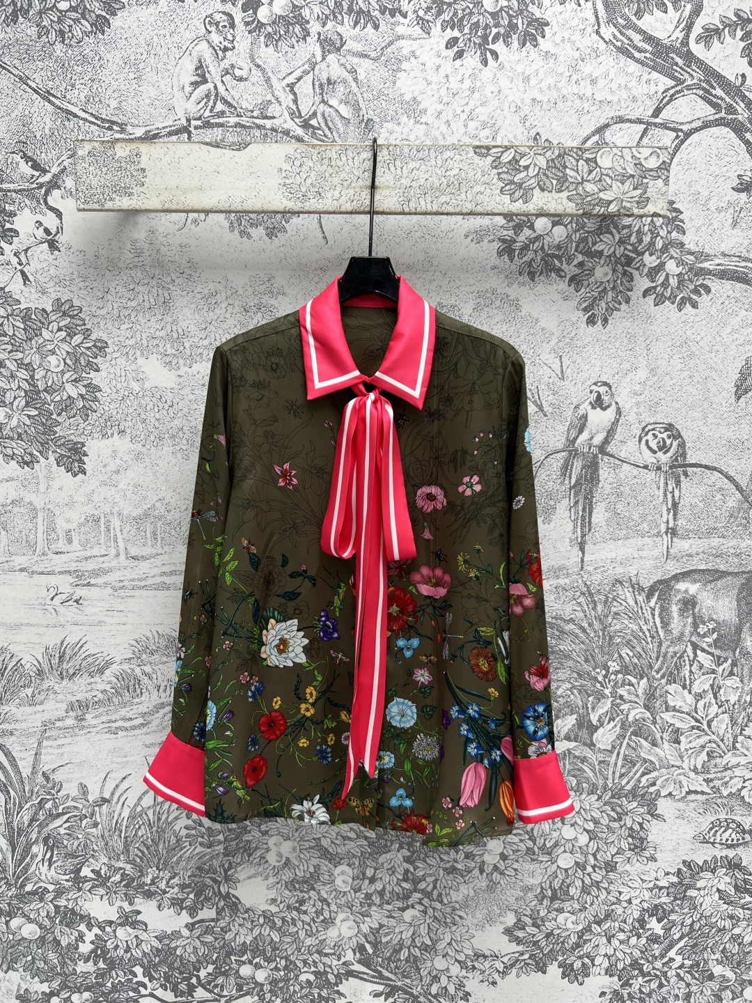 NO:454035,G Home 25 early autumn new style, retro gradient floral print series, lace-up stand-up collar sleeveless top + lapel strap long-sleeved shirt + high-waisted trousers, print with an atmosphere, season is not limited, high-end and durable, yet charming, as beautiful as a painting, telling the elegant temperament of oriental charm, full of aura, loose and square style, not picky, lazy and unrestrained, a series of matching top body fashionable and eye-catching, one color three-code SML,, gucci,shirts,alexander wang19860909G家 25早秋新款 复古渐变花卉印花系列 系带立领无袖上衣+翻领系带长袖衬衫+高腰长裤 自带氛围感的印花 季节不设限 高级耐看又不失风情 美得像一副画 诉说着东方风韵的大雅气质 身气场全开 宽松方正版型 不挑人慵懒不拘束 一系列搭配上身时髦又吸睛 一色三码SML,,gucci,shirts,alexander wang,Women's clothing