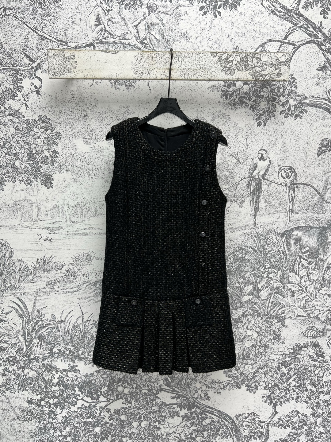 NO:454847,New early autumn style, small fragrance round neck sleeveless dress, tweed woven fabric, A-line style, super meat covering, absolutely perfect for covering up flaws, round neck design is full of the temperament of a little woman, slightly sexy upper body, atmospheric and high-end, fashionable temperament that can be used in important occasions, one color and three codes, size/S-M-L?,, skirts, alexander wang19860909早秋新款 小香风圆领无袖连衣裙 粗花呢编织面料 A字版型超级遮肉 掩盖瑕疵绝绝子 圆领设计充满小女人气质 上身略带小性感 大气又高级 重要场合也能驾驭的时髦气质单品一色三码 size/S-M-L?,,skirts,alexander wang,Women's clothing