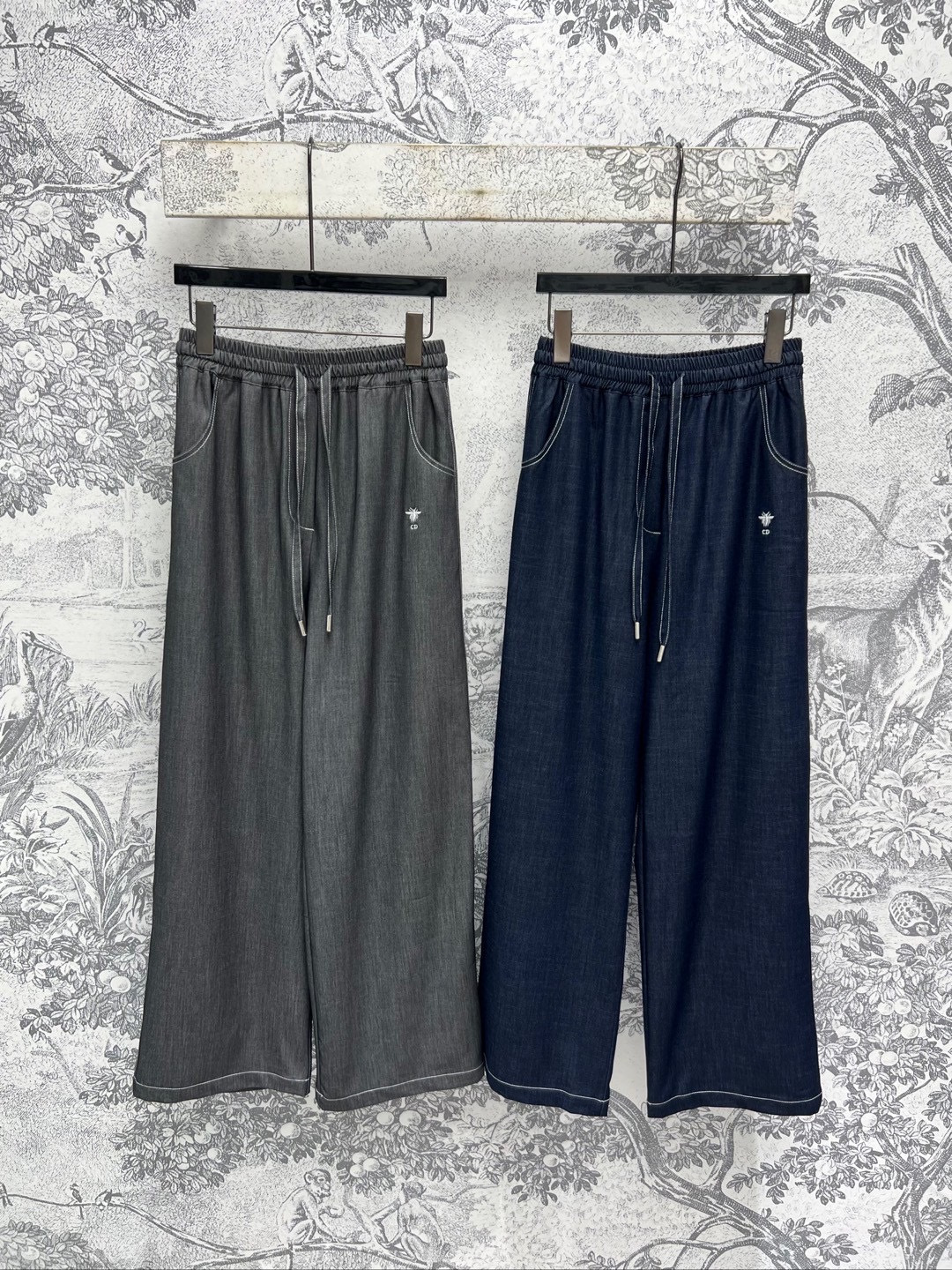 NO:454804,D Home 25 early autumn new style straight thin denim trousers, a must-have for everyday hand, imported thin denim fabric has a great draping feeling, webbing elastic waist without restraint, legs swing wide-leg pants, the upper body is super slim, closed eyes are versatile and casual and handsome, showing the vision of long legs in one second, two colors and three codes Size/S-M-L8,,dior,alexander wang19860909D家 25早秋新款 直筒薄牛仔长裤 日常人手必备 进口薄牛仔面料垂坠感超赞 织带松紧腰无束缚感甩腿阔腿裤 版型上身超显瘦 闭眼入百搭随性又帅气 一秒超显大长腿的视觉 两色三码 Size/S-M-L8,,dior,alexander wang,Women's clothing