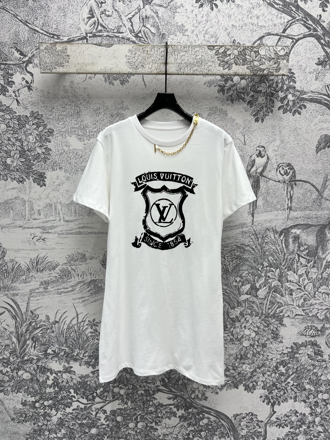 NO:454815,L Home 25 early autumn new logo logo pattern printed short-sleeved long T-shirt, all-match style, classic brand logo pattern contrasting color design, loose mid-length style covering the defects, refreshing and age-reducing girl, round neck, shoulder zipper design, exquisite and high-end, casually matched shorts, fashionable and high-end daily casual recommendation, two-color three-code Size/S-M-L,,louis vuitton, shorts, T-shirt,tees, t-shirt,alexander wang19860909L家 25早秋新款 logo徽标图案印花短袖长款T恤 四季百搭款 经典品牌徽标图案撞色设计 宽松中长款版型掩盖瑕疵决绝子 上身清爽又减龄少女 圆领肩单肩拉链设计 精致又高级 随便搭配个短裤时髦又高级日常出街休闲推荐 两色三码Size/S-M-L,,louis vuitton,shorts,T-shirt,tees，t-shirt,alexander wang,Women's clothing