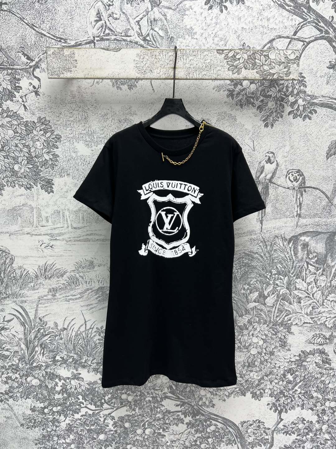 NO:454827,L Home 25 early autumn new logo logo pattern printed short-sleeved long T-shirt, all-match style, classic brand logo pattern contrasting color design, loose mid-length style covering the defects, refreshing and age-reducing girl, round neck, shoulder zipper design, exquisite and high-end, casually matched shorts, fashionable and high-end daily casual recommendation, two-color three-code Size/S-M-L,,louis vuitton, shorts, T-shirt,tees, t-shirt,alexander wang19860909L家 25早秋新款 logo徽标图案印花短袖长款T恤 四季百搭款 经典品牌徽标图案撞色设计 宽松中长款版型掩盖瑕疵决绝子 上身清爽又减龄少女 圆领肩单肩拉链设计 精致又高级 随便搭配个短裤时髦又高级日常出街休闲推荐 两色三码Size/S-M-L,,louis vuitton,shorts,T-shirt,tees，t-shirt,alexander wang,Women's clothing