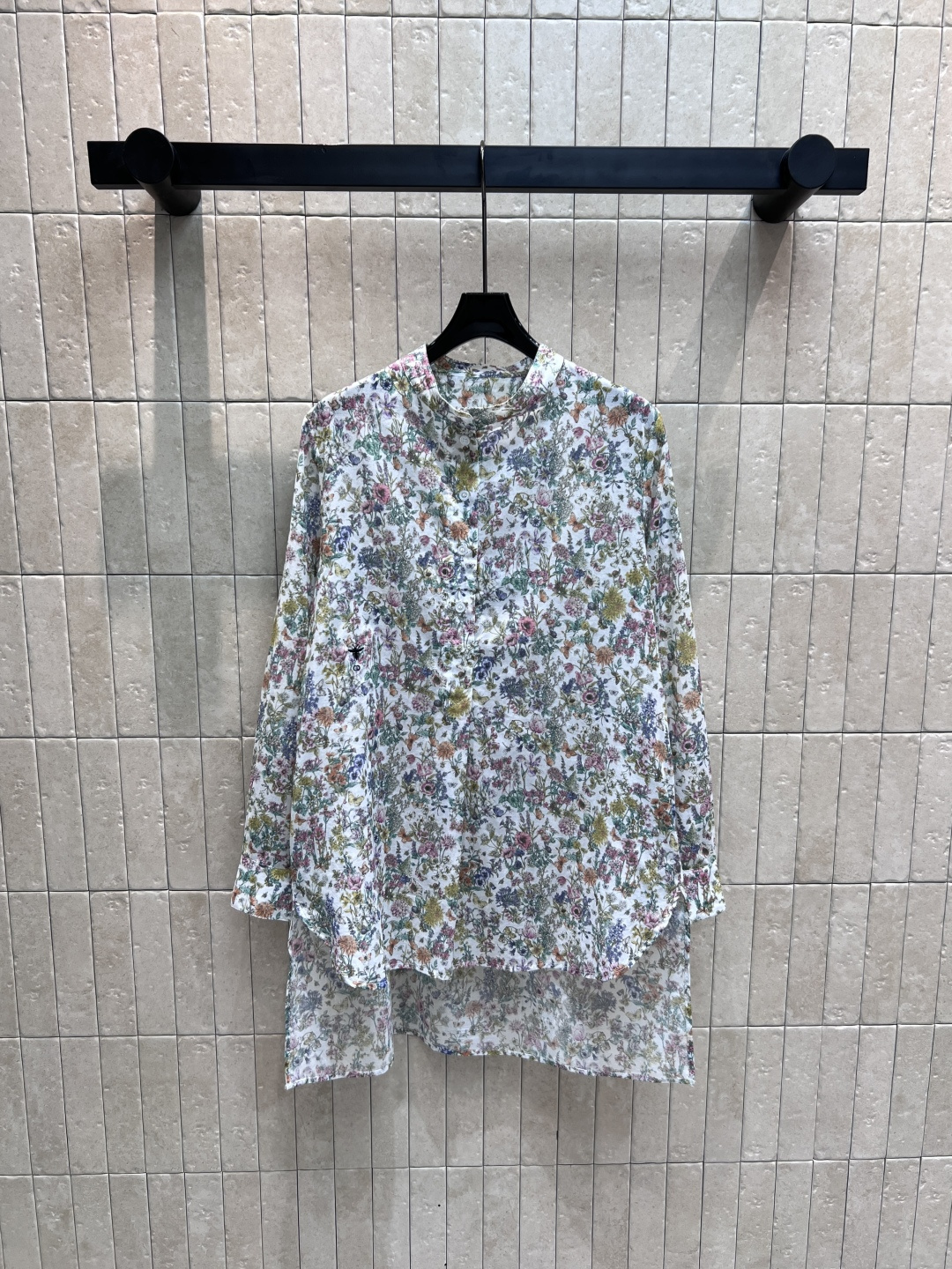 NO:457477,D Home 25 early autumn new style, floral printed long shirt, small stand collar half-breasted design, long shirt style with short front and long back, customized small fresh floral printed pure cotton fabric, high-end and fashionable, matched with the same series of skirts, the upper body is simply amazing, simple and durable, super slimming and covering the flesh, good for daily dates and shopping, 4 sizes in one color Size/S-M-L-XL?,,dior,skirts,shirts,alexander wang19860909D家 25早秋新款 碎花印花长款衬衫 小立领半排扣设计 前短后长的长款衬衫版型 定制小清新碎花印花纯棉面料 高级又时髦 搭配同系列半身裙 上身简直绝啦 简约耐看 超级显瘦遮肉 日常约会逛街都不错 一色4码 Size/S-M-L-XL ?,,dior,skirts,shirts,alexander wang,Women's clothing