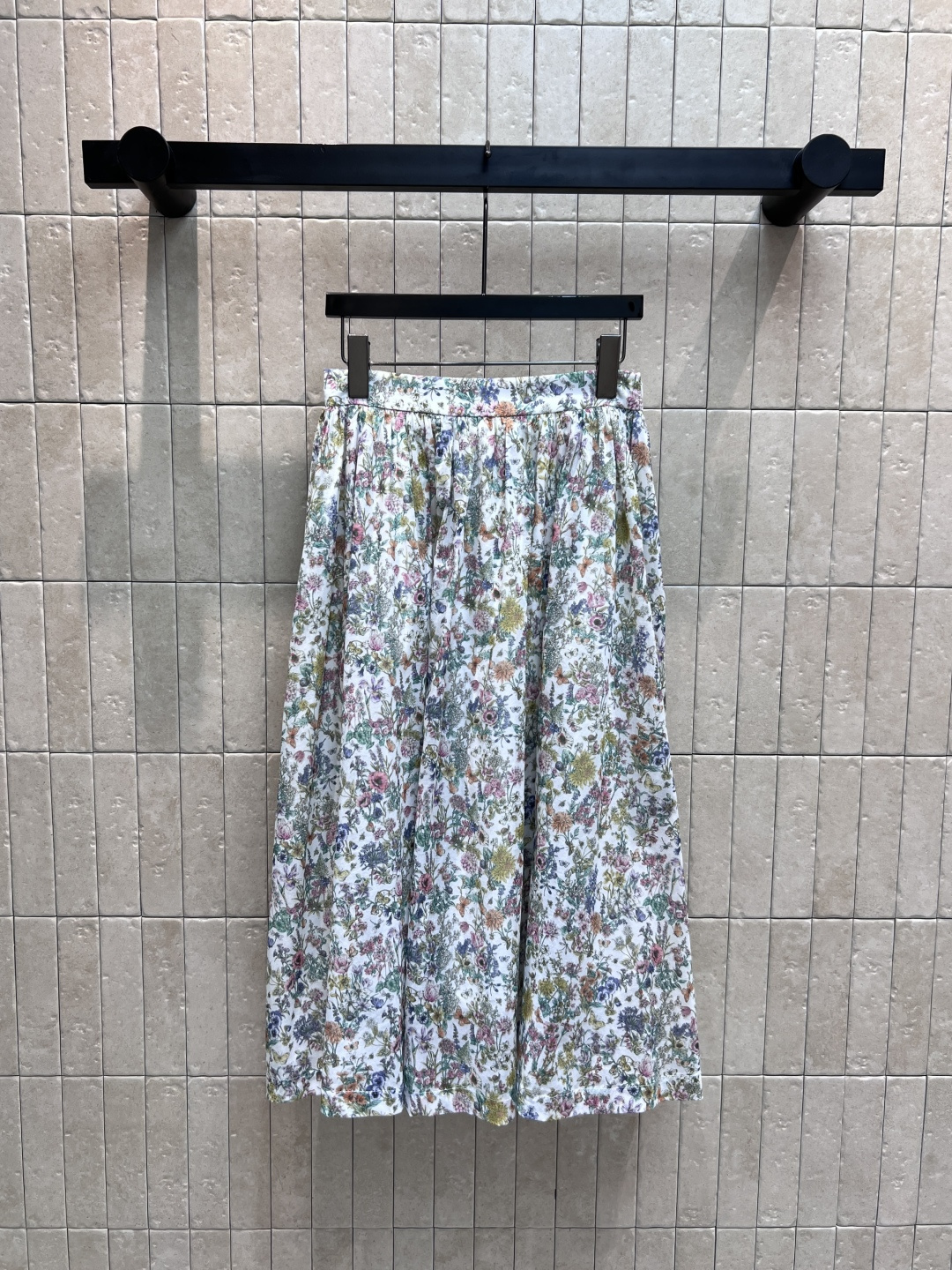 NO:457483,D Home 25 early autumn new style floral printed skirt, high-waisted A-line large skirt, super long legs, customized small and fresh floral printed cotton fabric, high-end and fashionable, matched with the same series of shirts, the upper body is simply amazing, simple and durable, super slimming and covering the flesh, good for daily dates and shopping, 4 sizes in one color Size/S-M-L-XL,,dior, skirts,shirts,alexander wang19860909D家 25早秋新款 碎花印花半身裙 高腰A字大裙摆 上身超显腿长 定制小清新碎花印花纯棉面料 高级又时髦 搭配同系列衬衫 上身简直绝啦 简约耐看 超级显瘦遮肉 日常约会逛街都不错 一色4码 Size/S-M-L-XL,,dior,skirts,shirts,alexander wang,Women's clothing