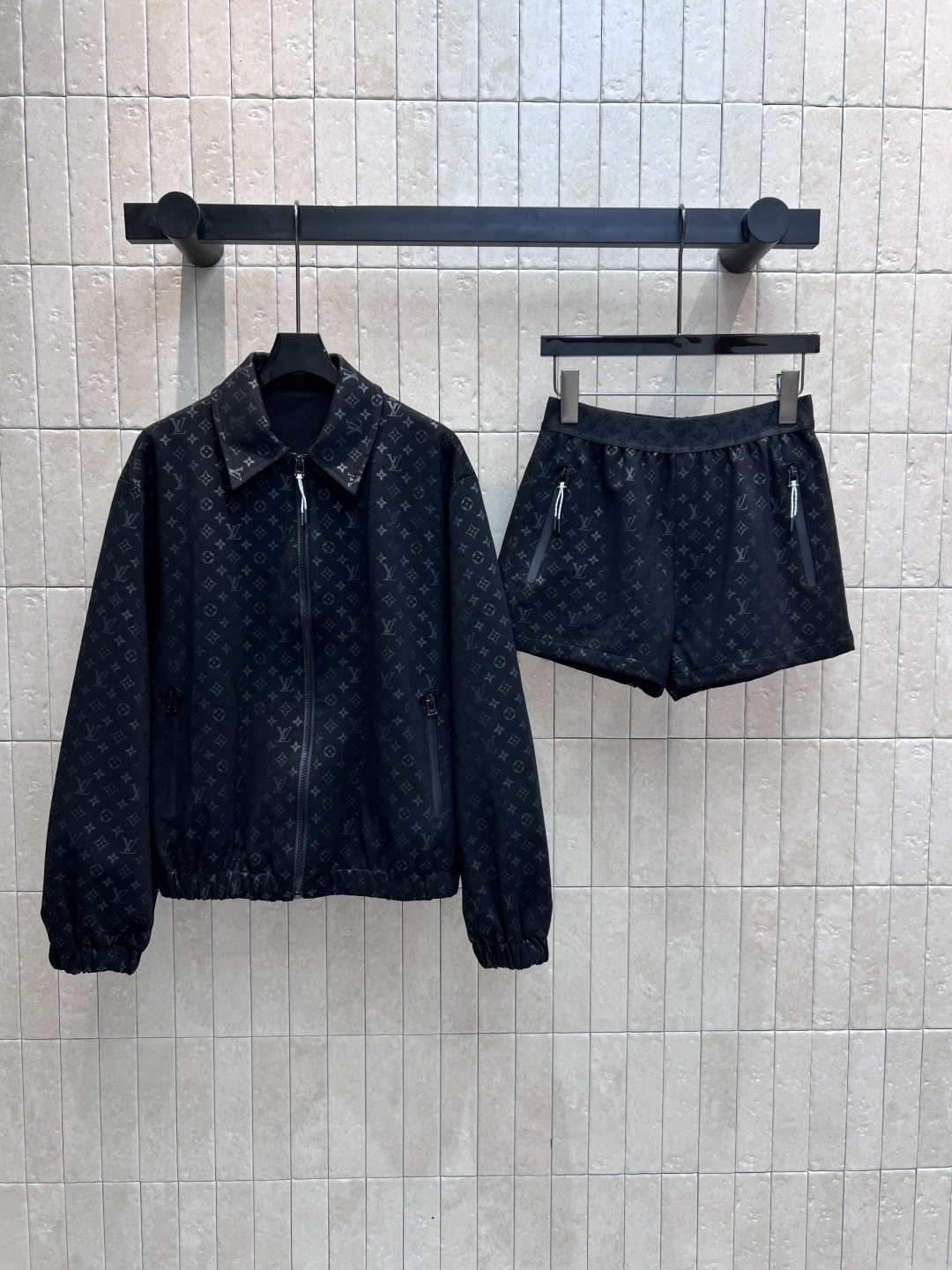 NO:457469,L's 25 early autumn new style, presbyterian print casual suit, lapel jacket + elastic shorts, a set of matching, classic printed coins, presbyterian pattern print, super high recognition and easy to get fashionable style, one set of upper body is a model with a 1.8-meter-old figure, covering flesh and slimming, easy to get long legs, the upper body reduces age by one second, attracts attention and attracts attention, one color three-code Size/S-M-L?,,louis vuitton, shorts, jackets & coats, jackets & coats, alexander wang19860909L家 25早秋新款 老花印花休闲套装 翻领夹克外套+松紧短裤 绝绝子一套搭配 经典满印钱币老花图案印花 拥有超高辨识度并且轻松get到时髦范 一套上身就是一米八模特身材 遮肉显瘦 轻松get大长腿 上身减龄一秒的吸睛抢镜 一色三码Size/S-M-L?,,louis vuitton,shorts,jackets & coats,jackets & coats,alexander wang,Women's clothing