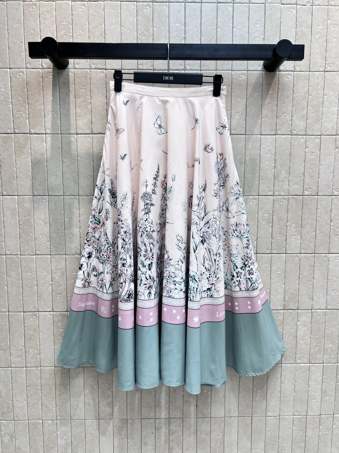 NO:457496,D Home 25 early autumn new floral print skirt Floral pattern print fashionable and fashionable high-waisted style Just the right skirt length The fabric is light and textured, elegant and casual, it will not be stuffy in summer The color matching is bold and eye-catching, super temperament, casual and loose, the upper body is super comfortable and age-reducing. It is simply amazing when wearing it on summer vacation. Four-code Size/S-M-L+XL,,dior, skirts,alexander wang19860909D家 25早秋新 花卉印花半身裙 花卉图案印花 时髦又洋气 高腰版型 恰到好处的裙长 面料轻薄有质感 飘逸随性 夏季也不会闷热 配色大胆吸睛 超显气质 休闲宽松 上身超舒适减龄 夏日度假穿它简直绝了一色四码Size/S-M-L+XL,,dior,skirts,alexander wang,Women's clothing