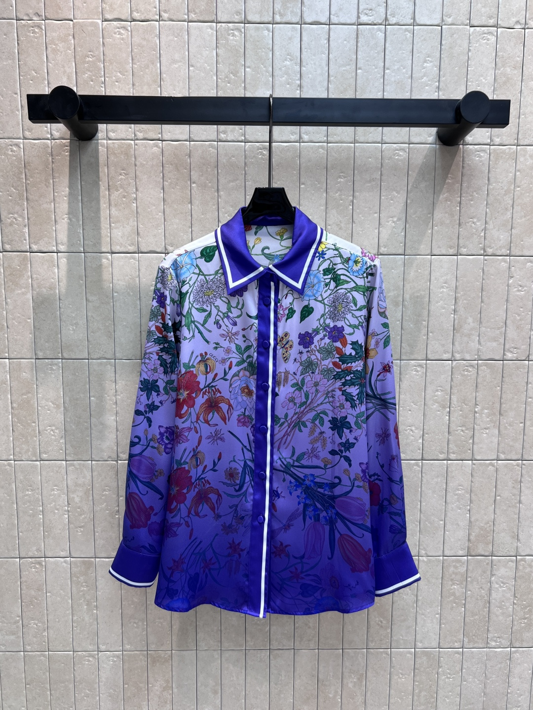 NO:457470,G Home 25 early autumn new style purple gradient floral print lapel long-sleeved shirt original custom gradient floral print pattern imported pure cotton fabric texture skin-friendly and comfortable Sleeve double G-buckle decoration Loose style versatile and not picky. Paired with the same series skirt with elegant temperament. One color four sizes Size/S-M-L+XL,,gucci,skirts,shirts,alexander wang19860909G家 25早秋新款 紫色渐变花卉印花翻领长袖衬衫 原版定制渐变花卉印花图案 进口纯棉面料质感亲肤舒适 衣袖双G扣饰装饰 宽松版型百搭不挑人 搭配同系列半身裙上身自带优雅的气质 一色四码 Size/S-M-L+XL,,gucci,skirts,shirts,alexander wang,Women's clothing