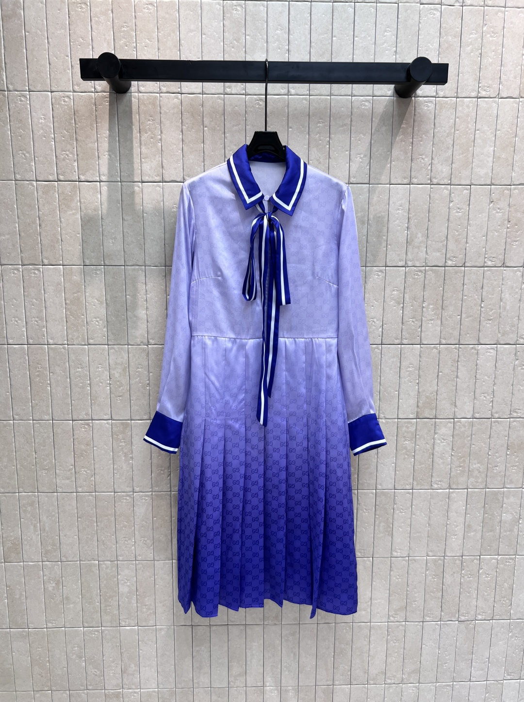 NO:457484,G Home 25 early autumn new style Gradient GG presbyterian pleated dress POLO collar style Customized purple double G presbyterian gradient fabric Spliced ​​pleated skirts show a sense of age reduction. Equipped with a cloth belt, waist-hugging upper body instantly becomes fashionable legs, age reduction and elegant, casual or taking photos, gradient purple high-end and low-key, versatile and unmatched classic outfit, one color four sizes Size/S-M-L- XL,,gucci,skirts,alexander wang19860909G家 25早秋新款 渐变GG老花百褶连衣裙 POLO领衬式版型 定制紫色双G老花渐变面料 拼接的百褶半身裙尽显减龄感 配有本布腰带收腰上身秒变时髦腿精 减龄优雅 休闲或者拍照都很吸晴 渐变紫高级低调 百搭不腻的经典穿搭 一色四码 Size/S-M-L- XL,,gucci,skirts,alexander wang,Women's clothing