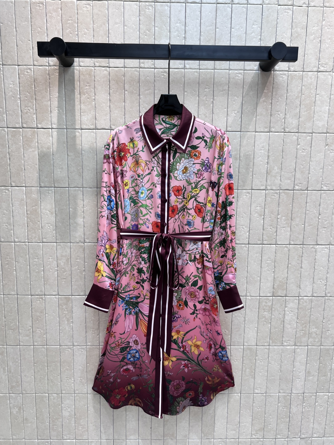 NO:458113,G Home 25 early autumn new red gradient floral print dress Original custom gradient floral print pattern Imported pure cotton fabric texture skin-friendly and comfortable upper body is full of fashionable blogger style. Must-have for everyone. Great cool style, high-end and atmospheric, three-dimensional tailoring, belt waist-hugging design, perfectly divided body proportions, elegant and fashionable upper body, very in place, giving people a simple and atmospheric feeling, a versatile single item with aura and fashionable upper body, one color and four codes Size/S-M-L+XL,,gucci,skirts,alexander wang19860909G家 25早秋新款 红色渐变花卉印花连衣裙 原版定制渐变花卉印花图案 进口纯棉面料质感亲肤舒适 上身就是满满的时髦博主范 人手必备 巨拉风 高级又大气 立体剪裁 腰带收腰设计 完美分割身材比例 上身优雅时髦 细节非常到位 给人简约大气的即视感 上身气场与时髦感兼具的一款百搭单品一色四码 Size/S-M-L+XL,,gucci,skirts,alexander wang,Women's clothing