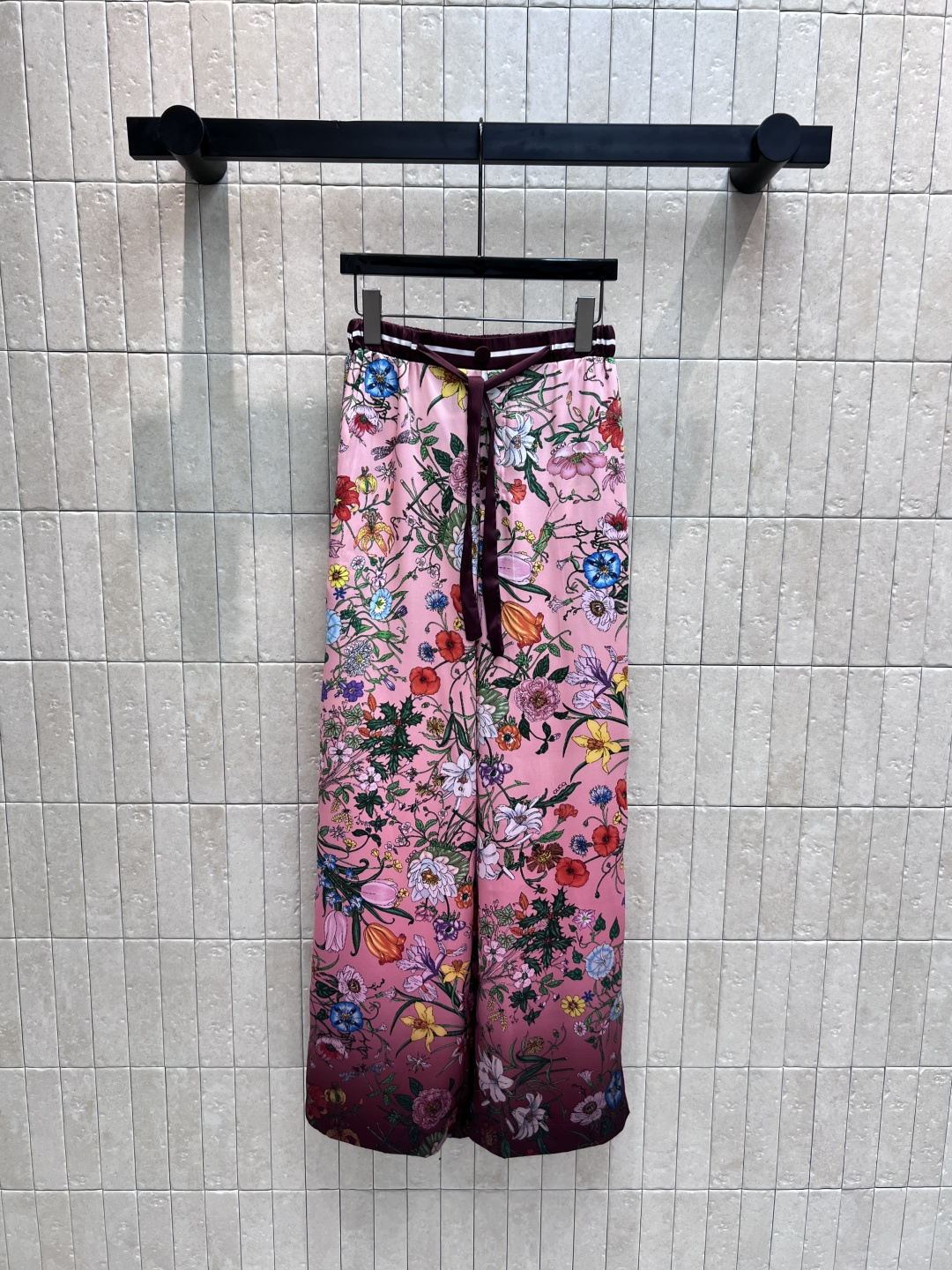 NO:458107,G Home 25 early autumn new style, red gradient floral print high-waist trousers, original custom gradient floral print pattern, imported pure cotton fabric texture, skin-friendly and comfortable, elastic waist drawstring design, loose straight-tube style, the upper body looks slim and stylish, the loose style is versatile and not picky, matched with the same series tops, with an elegant temperament, one color, four sizes, Size/S-M-L+XL,, gucci, alexander wang19860909G家 25早秋新款 红色渐变花卉印花高腰长裤 原版定制渐变花卉印花图案 进口纯棉面料质感亲肤舒适 松紧腰抽绳设计 宽松的直筒版型 上身很显瘦有型 宽松版型百搭不挑人 搭配同系列上衣上身自带优雅的气质 一色四码 Size/S-M-L+XL,,gucci,alexander wang,Women's clothing