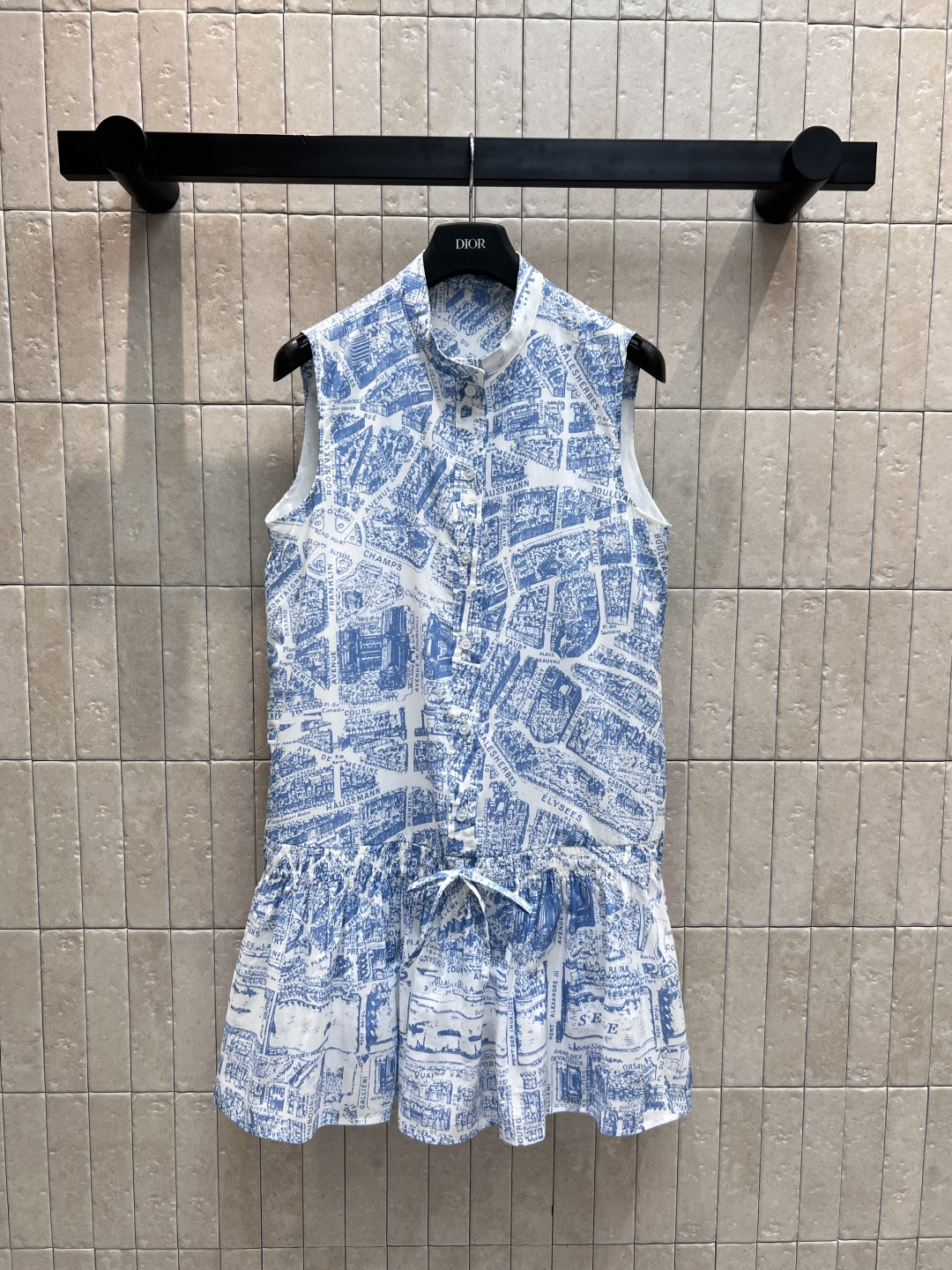 NO:458116,D Home 25 early autumn new Paris map printed dress, stand-up collar vest half-breasted design, straight-tube pleated skirt, top body is very stretched and proportional, elegant and fashionable and elegant, small person can easily control the upper body, slim and age-reducing elegance and generous, any combination looks good, one color 4-digit Size/S-M-L-XL,,dior, skirts, alexander wang19860909D家 25早秋新款 巴黎地图印花连衣裙 立领背心半排扣设计 直筒版型皱褶裙摆 上身很拉比例感 优雅又时尚大气 小个子也能轻松驾驭 上身显瘦减龄优雅大方 随便搭配都好看一色4码Size/S-M-L-XL,,dior,skirts,alexander wang,Women's clothing