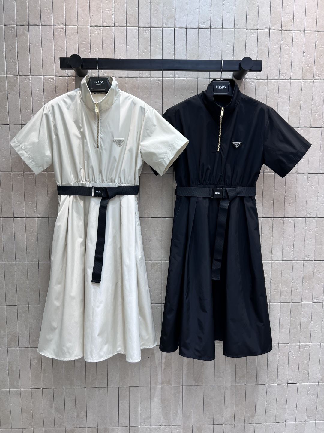 NO:458122,PD Home 25 early autumn new style, triangle stand-alone collar half-zipper short-sleeved dress, cool and handsome, salty and sweet, vibrant girl’s age-reducing feeling, easy to grasp, classic inverted triangle marking on the chest, equipped with functional buckle belt waist-hugging, perfectly divided body proportions, visual legs length 1.8 meters long, three-dimensional feeling is great, imported pure cotton fabric, two colors and three codes, Size/S-M-L,,dior, skirts, T-shirt, alexander wang19860909PD家 25早秋新款 三角标立领半拉链短袖连衣裙 酷帅感兼备 可盐可甜 元气少女减龄感轻松拿捏 胸前经典倒三角标点缀 配有机能扣腰带收腰 完美分割身材比例 视觉腿长一米八 立体感很赞 进口纯棉面料 两色三码 Size/S-M-L,,dior,skirts,T-shirt,alexander wang,Women's clothing