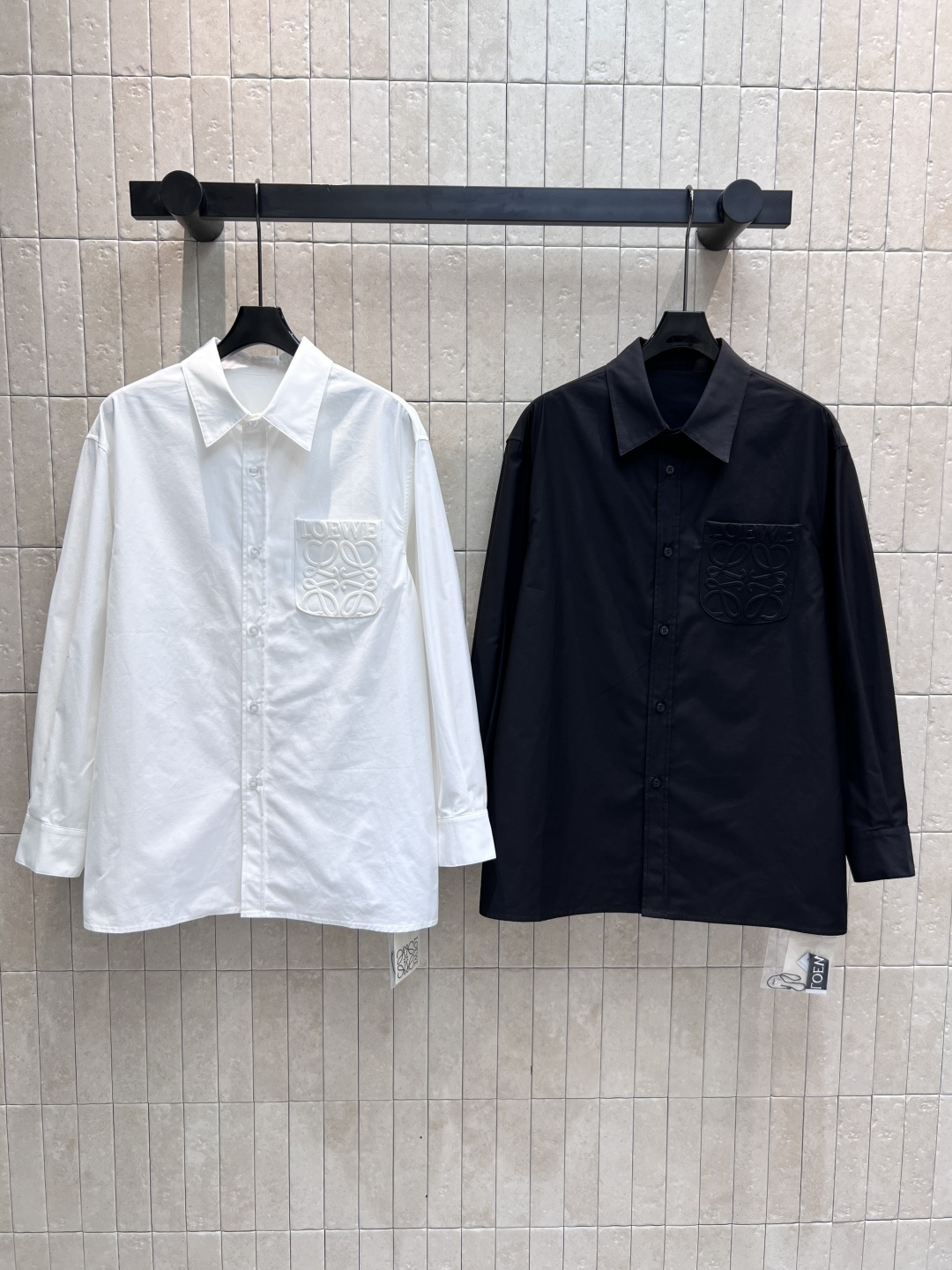 NO:458128,O260LW Home 25 early autumn new style relief logo solid color shirt Boyfriend style mid-length shirt Original developed fabric and style The same details of the foot are very handsome and fashionable. The length can also cover the position of the crotch. It is versatile and slim and not picky. Two colors and three codes Size/36-38-40,,shirts,alexander wang19860909O260LW家 25早秋新款 浮雕logo纯色衬衫 男友风的中长款衬衣 原版开发的面料和版型 跟足一致细节上身特别帅气时髦 长度也是能遮住胯部位置 百搭显瘦不挑人 两色三码 Size/36-38-40,,shirts,alexander wang,Women's clothing