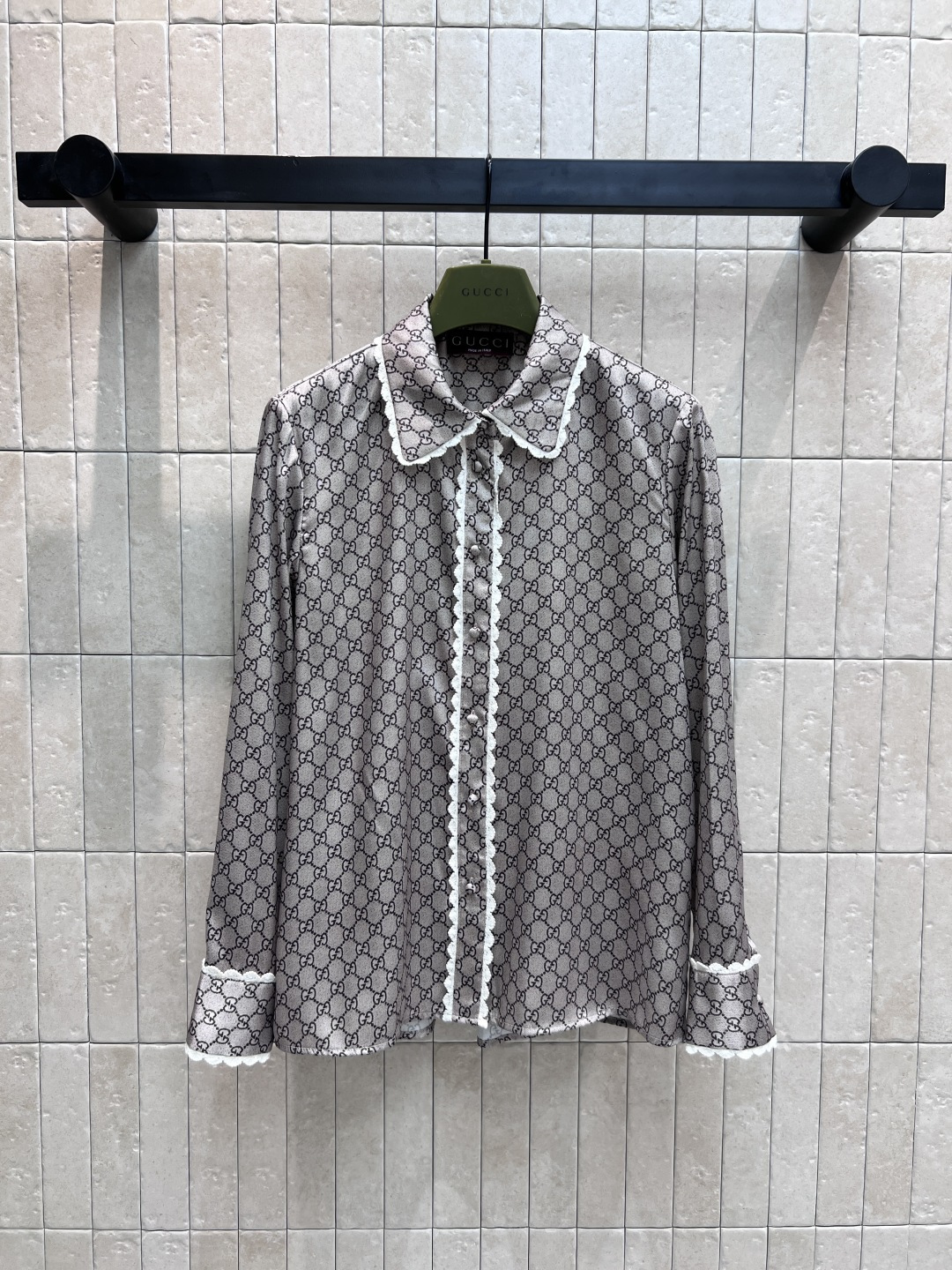 NO:458136,G Home 25 early autumn new style, double G classic old-fashioned doll collar shirt, classic double G old-fashioned retro and fashionable, beautiful colors, basic shirt style, lace splicing embellishment, add fashion to the overall style, sweet, salty, fashionable and high-end, can be controlled by any figure, easy to wear to show a girlish look, one color three-code Size/S-M-L,,gucci,shirts,alexander wang19860909G家 25早秋新款 双G经典老花娃娃领衬衣经典双G老花复古又时髦 花色很漂亮 基础衬衫版型 蕾丝花边拼接点缀 给整体增加时尚度 上身可甜可盐时髦高级 任何身材都可驾驭 轻松穿出少女感 一色三码 Size/S-M-L,,gucci,shirts,alexander wang,Women's clothing