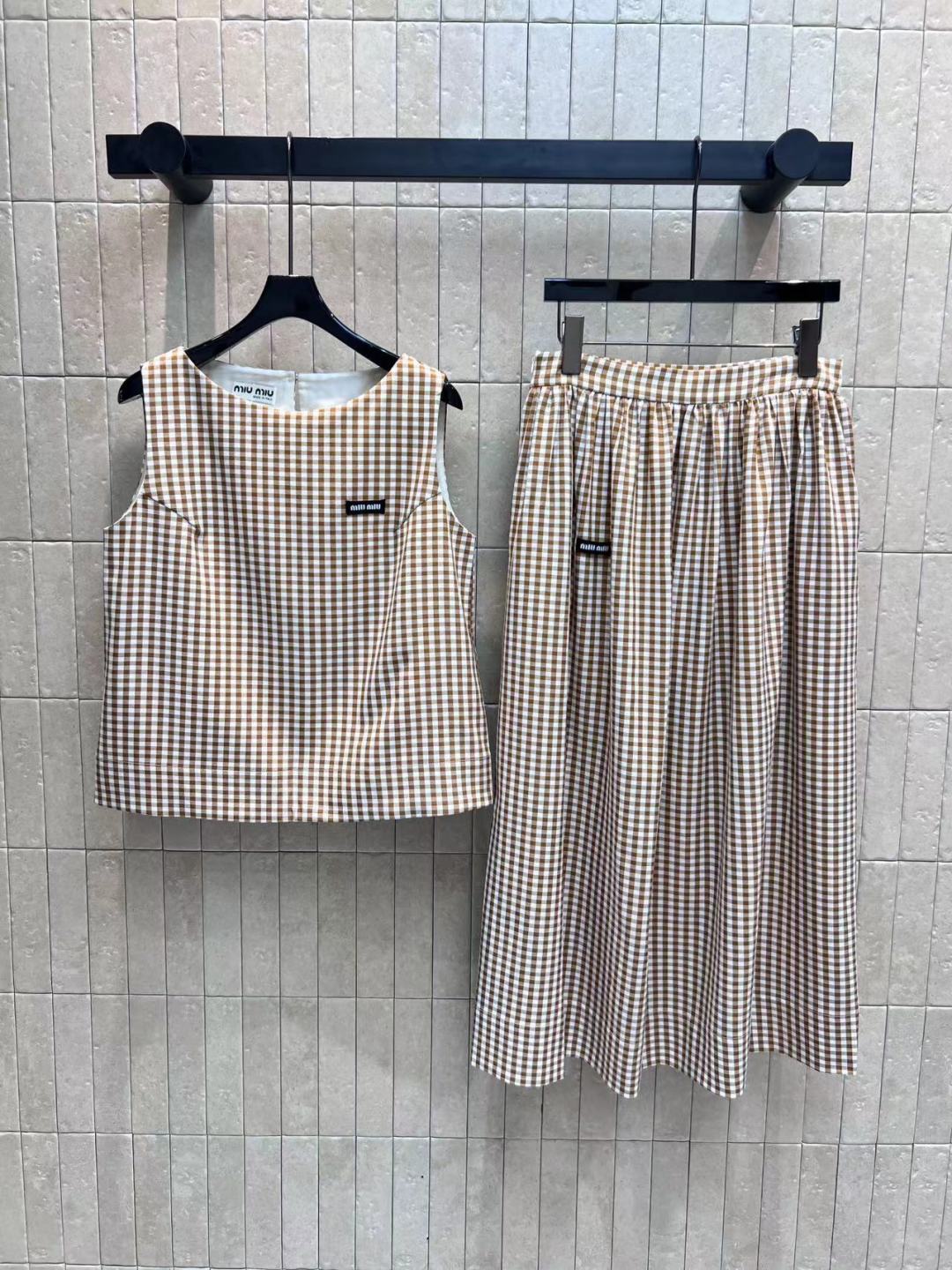 NO:458144,MIU Home 25 early autumn new yellow plaid sweet girl suit round neck vest top + skirt Retro age-reducing light yellow plaid design Small loose style The upper body is versatile and not picky, fashionable and casual slack feeling A set of upper body youthful and energetic Super slim and energetic girl One color three sizes, Miumiu, skirts, alexander wang19860909MIU家 25早秋新款 黄色格子甜妹套装 圆领背心上衣+半身裙 复古减龄浅黄色格子设计 小宽松版型 上身百搭不挑人 时髦又有随意的松弛感 一套上身青春又有活力 超显瘦妥妥的元气活力少女 一色三码,,miumiu,skirts,alexander wang,Women's clothing