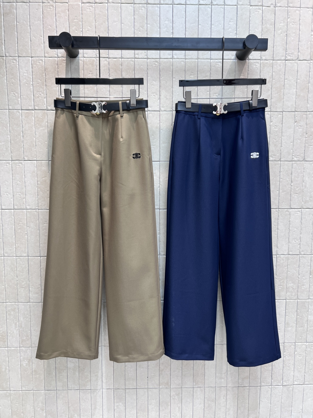 NO:458160,CE Home 25 early autumn new Arc de Triomphe logo suit pants Customized Arc de Triomphe gold buckle embellishment genuine leather belt decoration with brand iconic fashionable and elegant slim and taller. The hanging that can be closed in the eyes can be worn easily to create elegant feminine charm. The leather buckle adds a cool and handsome feeling. The commuter street photography is amazing. Two colors and three codes Size/S-M-L, business suit, alexander wang19860909CE家 25早秋新款 凯旋门徽标西装裤 定制凯旋门金扣点缀 真皮腰带装饰 自带品牌标志性时髦大气 显瘦显高一绝 可闭眼入的那一挂 轻松搭配就能穿出优雅女性魅力 真皮搭扣更添酷帅感 通勤街拍绝绝子 两色三码Size/S-M-L,,business suit,alexander wang,Women's clothing