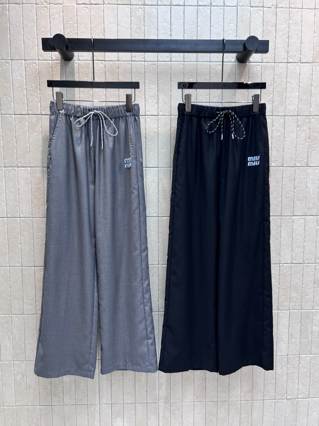 NO:458152,MIU Home 25 early autumn new style, letter embroidered casual trousers, essential items for daily wear, classic letter embroidery pattern embellishment, high waist wide-leg straight pants, one second stretched legs proportion, excellent verticality suit fabric, own gloss, elastic waist drawstring design, simple and fashionable, two-color three-code SML,,miumiu, business suit, alexander wang19860909MIU家 25早秋新款 字母刺绣休闲西裤 日常穿搭必备单品 经典字母刺绣图案点缀 高腰阔腿直筒裤型 一秒拉长腿部比例 垂直感超赞的西装面料 自带光泽度 松紧腰抽绳设计 简约又时尚 两色三码SML,,miumiu,business suit,alexander wang,Women's clothing