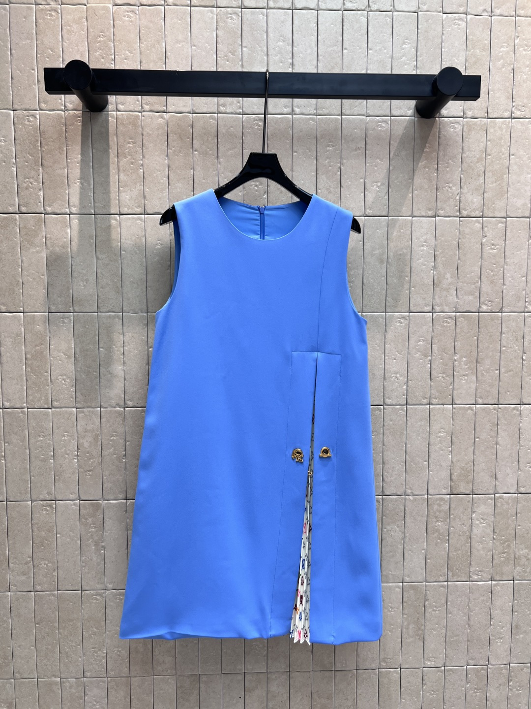 NO:458129,L Home 25 early autumn new blue round neck sleeveless dress, super white and blue, classic straight-tube style, side slit pleated old silk scarf splicing, letter logo chain decoration, luster and texture are easy to grasp, rise is the elegant and high-end rich girl temperament, one color three codes size/S-M-L,,louis vuitton, skirts, alexander wang19860909L家 25早秋新款 蓝色圆领无袖连衣裙 超显白蓝色 经典的直筒版型 侧边开叉百褶老花丝巾拼接 字母logo链条装饰 光泽和质感都轻松拿捏 上升就是优雅高级的富家千金气质 一色三码 size/S-M-L,,louis vuitton,skirts,alexander wang,Women's clothing