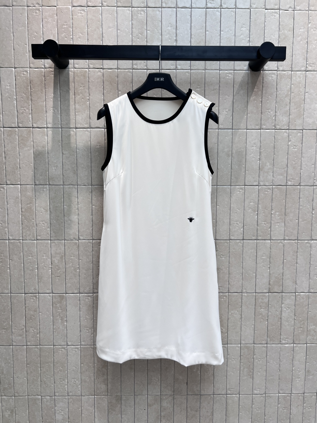 NO:458137,D Home 25 early autumn new style vest straight-tube dress, great to wear, contrasting color edging design, fabric is elastic, slim and easy to make you look slim, neckline design is just right, five-pointed star buckle decoration, daily matching recommendation, base wear is also very good, one color three-code Size/S-M-L,,dior, skirts,alexander wang19860909D家 25早秋新款 背心直筒连衣裙 巨好穿 撞色包边设计 面料带有弹性 修身效果很好 轻松显瘦 领口设计恰到好处 右肩五角星扣饰装饰 日常搭配推荐 打底穿也很好看 一色三码 Size/S-M-L,,dior,skirts,alexander wang,Women's clothing