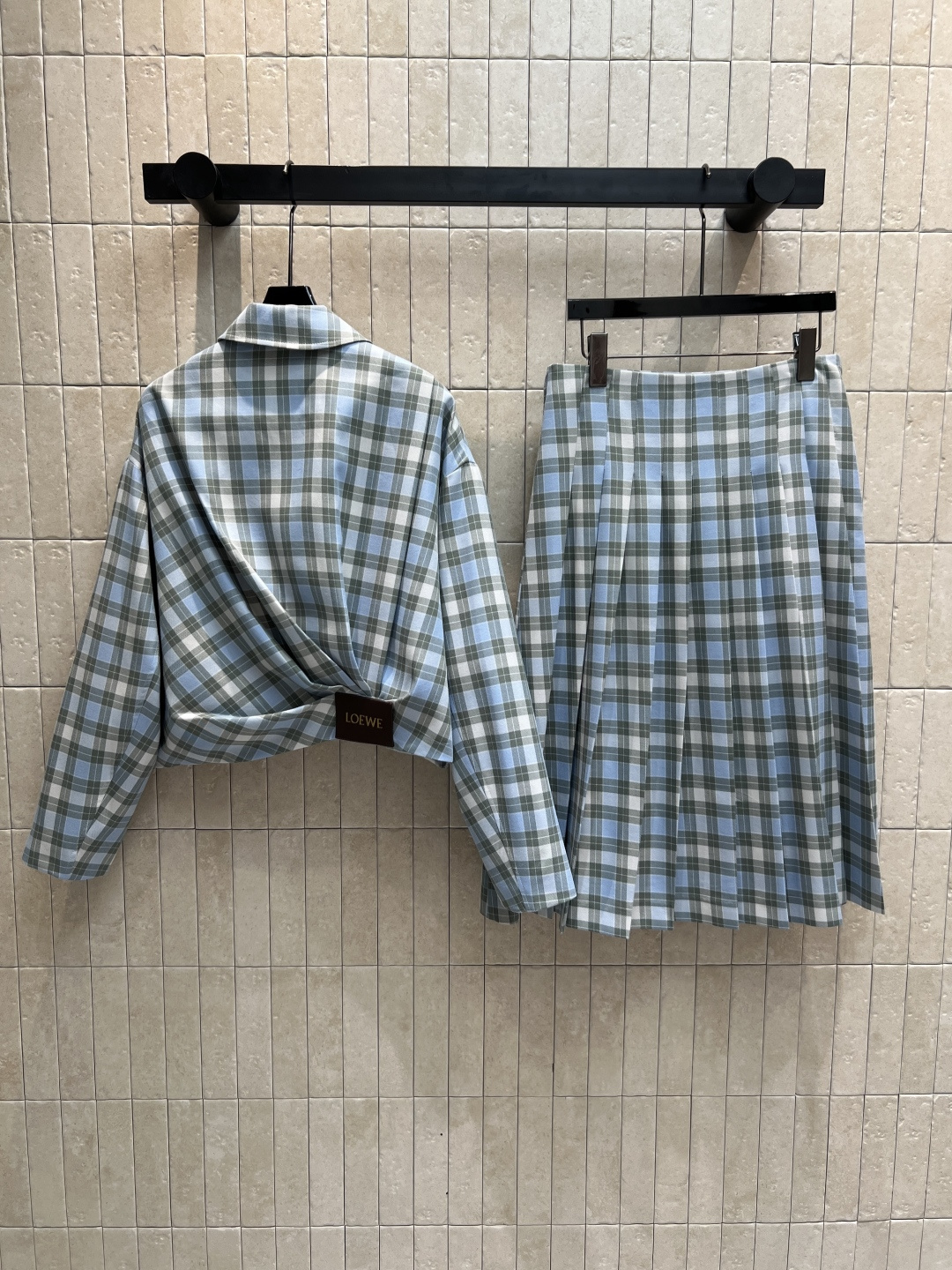 LW家 25早秋新款 格纹套装 翻领褶皱外套+搭片半身裙 文艺的复古风 自带减龄感的少女风气质 经典的立