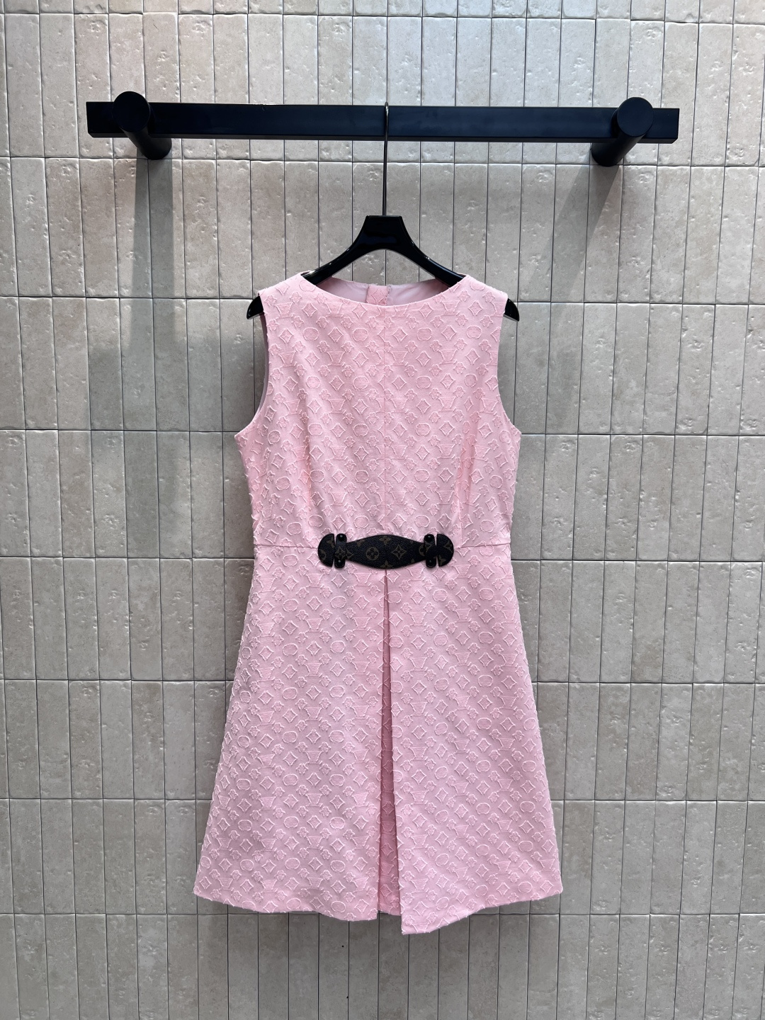 NO:458147,L Home 25 early autumn new pink presbyterian jacquard vest dress classic flocked presbyterian jacquard denim fabric high-end and fashionable, durable and wearable never out of date, double pocket embellishment, presbyterian leather decoration at waist, super temperament, vest straight A-line skirt versatile and not picky, modifying the legs invisible, good on dates and shopping, one color three-code Size/S-M-L,, louis vuitton, skirts, alexander wang19860909L家 25早秋新款 粉色老花提花背心连衣裙 经典的植绒老花提花牛仔面料 高级又时髦 耐看实穿永不过时 双口袋点缀 腰间老花皮革修饰 上身超级显气质 背心直筒A字裙形百搭不挑人 修饰腿形于无形 约会逛街都很不错 一色三码Size/S-M-L,,louis vuitton,skirts,alexander wang,Women's clothing