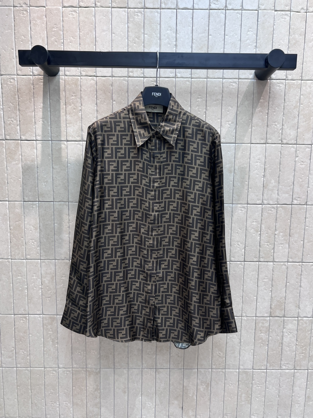 NO:458145,FD Home 25 early autumn new style Retro FF jacquard series Lapel shirt + shorts + trousers 100% mulberry silk fabric Excellent texture No matter how to match it, you won’t make any mistakes, random matching, retro and fashionable upper body, classic FF print pattern is eye-catching, old-fashioned series, versatile and not picky, elegant and fashionable, all the workmanship quality is very good, three-code one color size/S-M-L?,,dior, shorts,shirts,alexander wang19860909FD家 25早秋新款 复古FF提花系列 翻领衬衫+短裤+长裤 百分百桑蚕丝面料 质感超赞 怎么搭配都不会出错 随意搭配 上身复古又时髦气质 经典的FF印花图案吸睛十足 无人不爱的老花系列 百搭不挑人 优雅有时髦 做工品质都很赞 一色三码 size/S-M-L?,,dior,shorts,shirts,alexander wang,Women's clothing