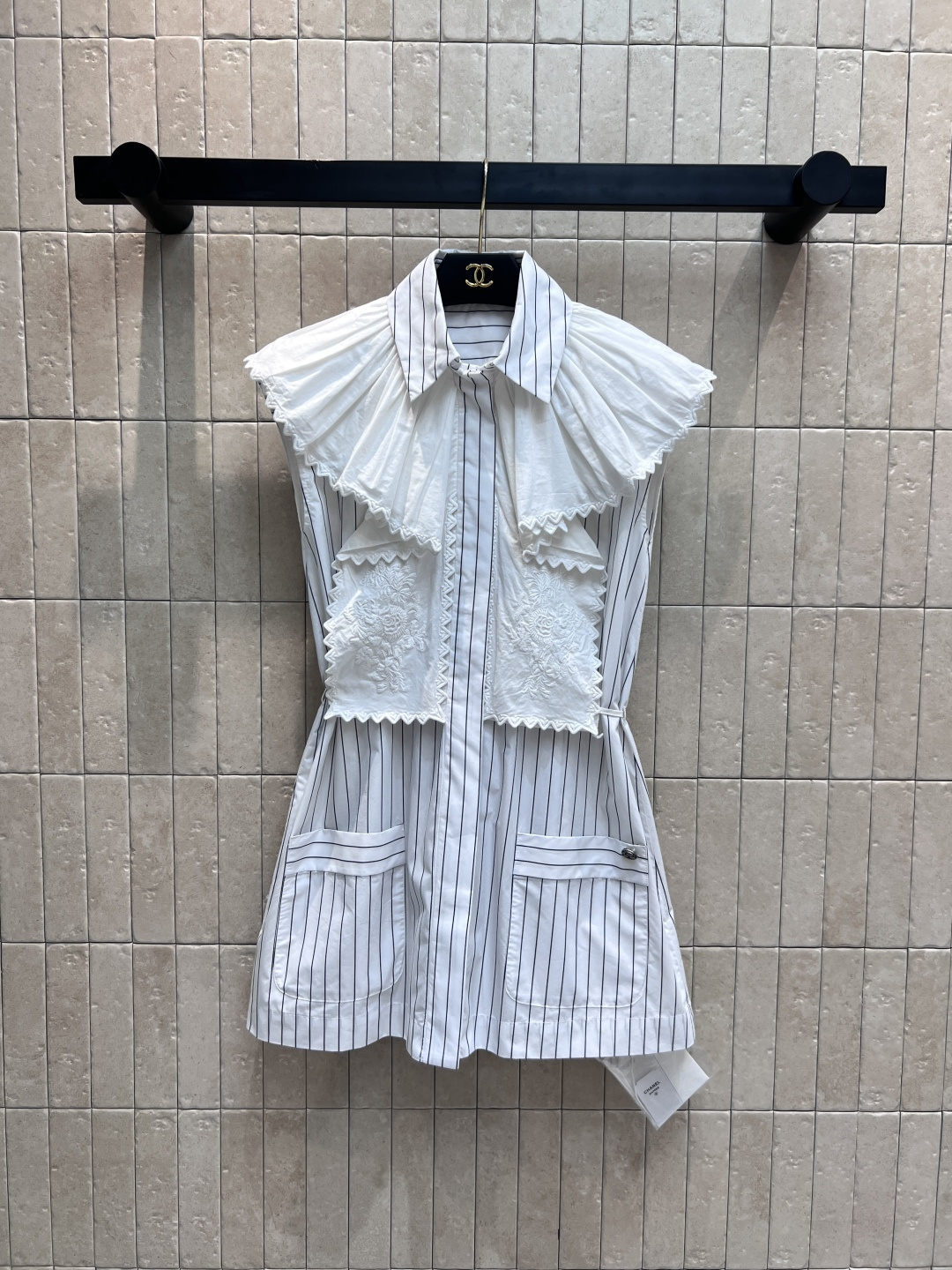 NO:458165,Xiaoxiangfeng 25 early autumn new style embroidered lotus leaf collar striped shirt dress refreshing and fresh essential items early autumn lapel sleeveless design embroidered lotus leaf collar tie waistline design black and white striped upper body is very age-reducing and slimming. It is very suitable for early autumn. Holidays are also very beautiful. One color three codes Size/SML,, skirts,alexander wang19860909小香风 25早秋新款 刺绣荷叶领条纹衬衣裙 清爽又清新 早秋必备单品哦 翻领无袖设计 刺绣荷叶领系带收腰线条设计 黑白条纹上身十分减龄又显瘦 非常适合早秋季节 度假日常也是很美 一色三码 Size/SML,,skirts,alexander wang,Women's clothing