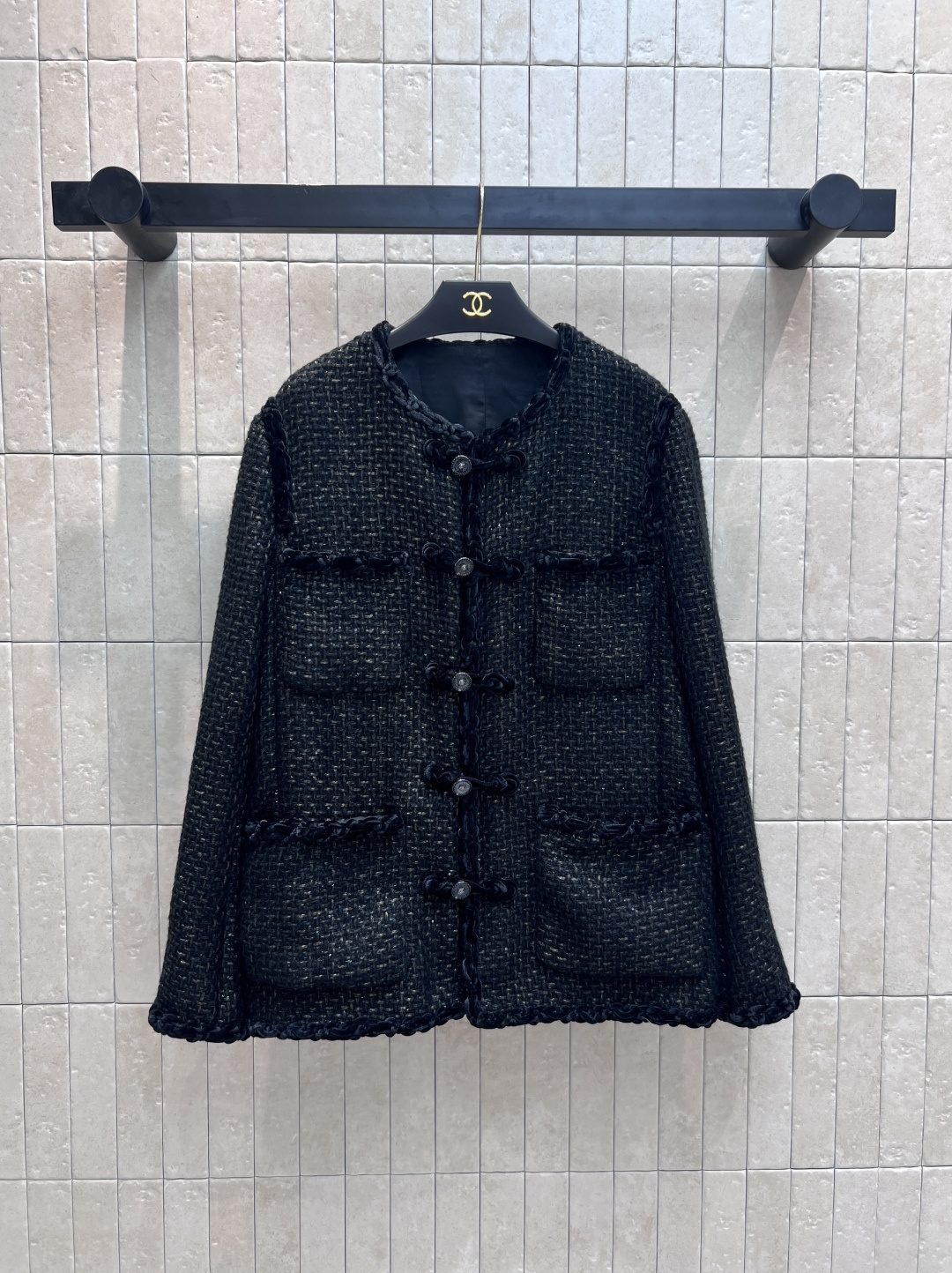 NO:458130,Xiaoxiangfeng 25 early autumn new woven tweed jacket, three-dimensional round neck slim cut, slim and elegant, upper body pulls aura in one second, twist woven edging technology, dark pattern camellia jacquard lining, open mold custom hardware accessories, details are very well made, one color three codes Size36-38-40,,jackets & coats,alexander wang19860909小香风 25早秋新 编织粗花呢外套 立体圆领的修身剪裁 版型显瘦又气质 上身一秒拉气场 麻花编织包边工艺 配色暗纹山茶花提花里衬 开模定制的五金配件 细节做工很到位 一色三码 Size36-38-40,,jackets & coats,alexander wang,Women's clothing