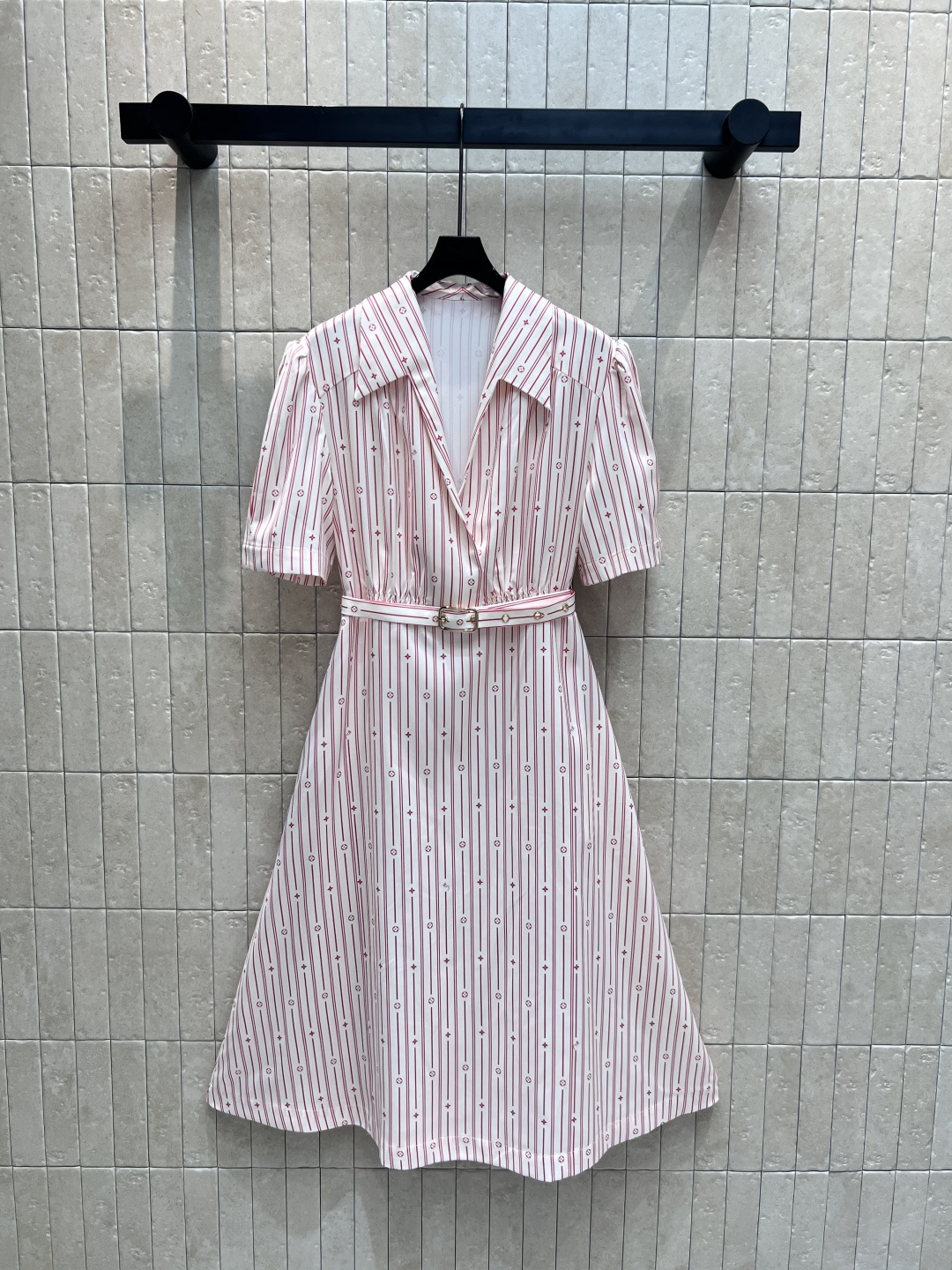 NO:458138,L Home 25 early autumn new style striped V-neck short-sleeved dress brand classic coin old striped design low-key and fashionable charming and elegant suit V-neck + pleated bubble short-sleeved design. The upper body is intellectual and elegant, full of high-end sense. The waistband of this cloth is perfectly divided into the body proportions and has a zipper on the back. It is easy to put on and take off. It is fully controlled for important occasions. Daily versatile items. One color and three codes. Size/S-M-L,,louis vuitton, skirts, T-shirt, business suit, alexander wang19860909L家 25早秋新款 条纹V领短袖连衣裙 品牌经典的钱币老花条纹设计 低调又时髦 充满迷人优雅干练的西装V领+压褶泡泡短袖设计 上身知性又优雅 高级感满满 本布腰带收腰 完美分割身材比例后背带有拉链 穿脱方便 重要场合也完全驾驭的住 日常百搭单品 一色三码 Size/S-M-L,,louis vuitton,skirts,T-shirt,business suit,alexander wang,Women's clothing