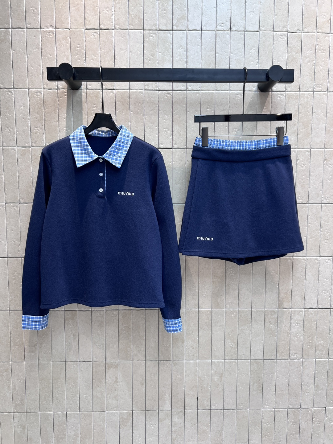 NO:458162,MIU Home 25 early autumn new style plaid splicing casual set polo collar long-sleeved top + double waist shorts The spliced ​​plaid color scheme is very slimming, while reducing age, and showing a breathing mouth. Chest embroidery logo embellishment to highlight the brand charm. A set of upper body can be used for daily or exercise. Suitable for all kinds of figures. Super versatile. Two-color three-code Size/S-M-L,,miumiu, shorts, alexander wang19860909MIU家 25早秋新款 格纹拼接休闲套装 polo领长袖上衣+双腰头搭片短裤 拼接格纹配色很显瘦 减龄的同时还特显气嘴 胸口刺绣logo点缀 彰显品牌魅力 一套上身日常或者运动都可以 适合各种身材 超百搭 两色三码Size/S-M-L,,miumiu,shorts,alexander wang,Women's clothing