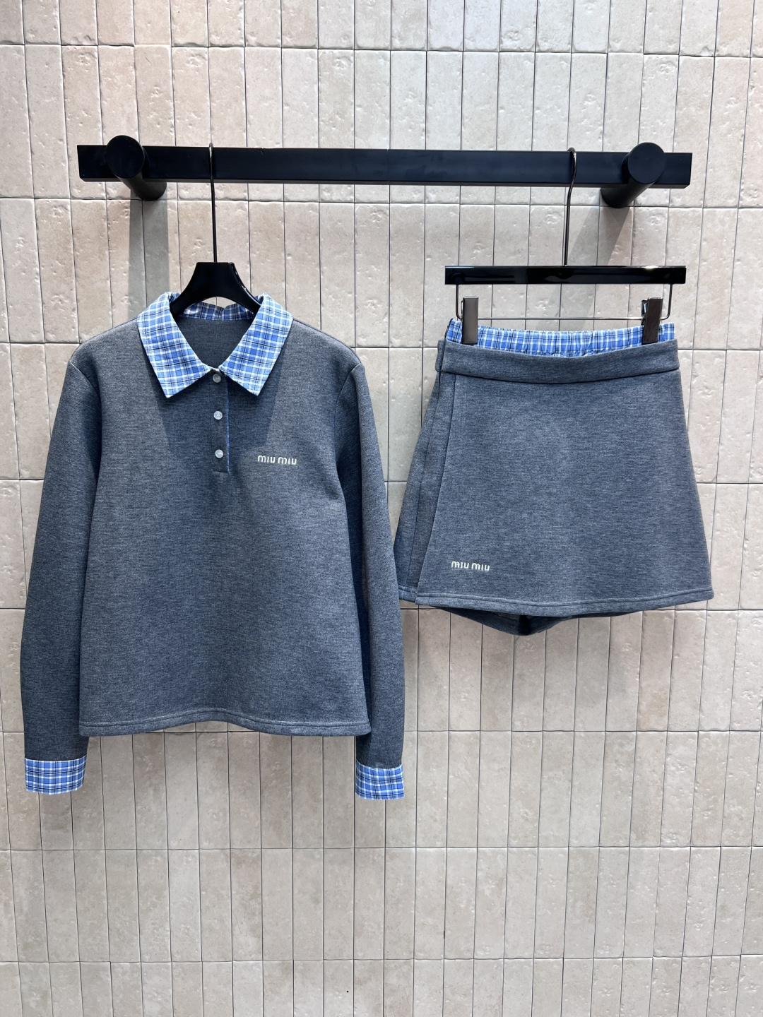 NO:458168,MIU Home 25 early autumn new style plaid splicing casual set polo collar long-sleeved top + double waist shorts The spliced ​​plaid color scheme is very slimming, while reducing age, and showing a breathing mouth. Chest embroidery logo embellishment to highlight the brand charm. A set of upper body can be used for daily or exercise. Suitable for all body shapes. Super versatile. Two-color three-code Size/S-M-L,,miumiu, shorts, alexander wang19860909MIU家 25早秋新款 格纹拼接休闲套装 polo领长袖上衣+双腰头搭片短裤 拼接格纹配色很显瘦 减龄的同时还特显气嘴 胸口刺绣logo点缀 彰显品牌魅力 一套上身日常或者运动都可以 适合各种身材 超百搭 两色三码Size/S-M-L,,miumiu,shorts,alexander wang,Women's clothing